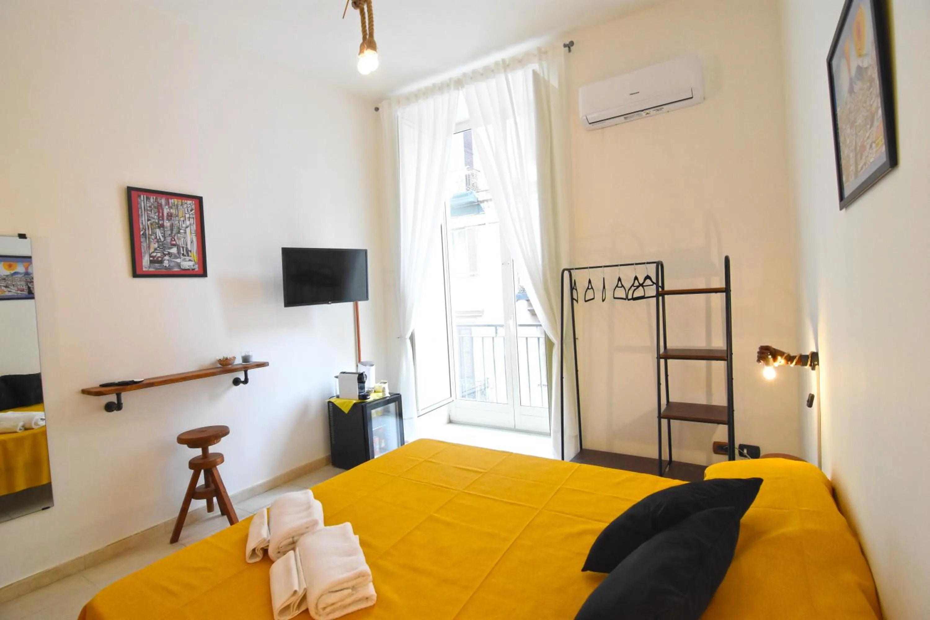 Photo of the whole room, Bed in Napoli Cityscape