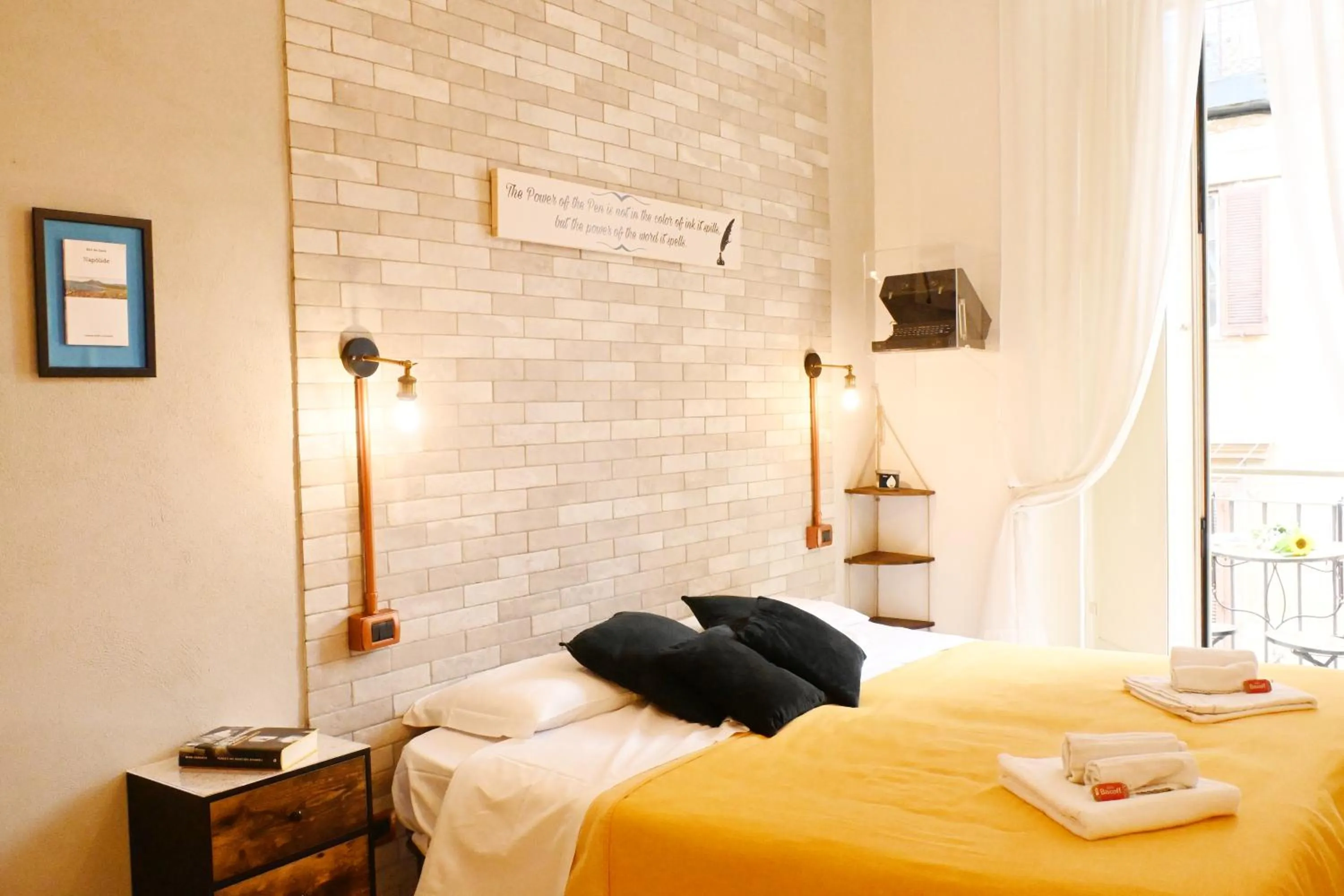 Bed in Napoli Cityscape