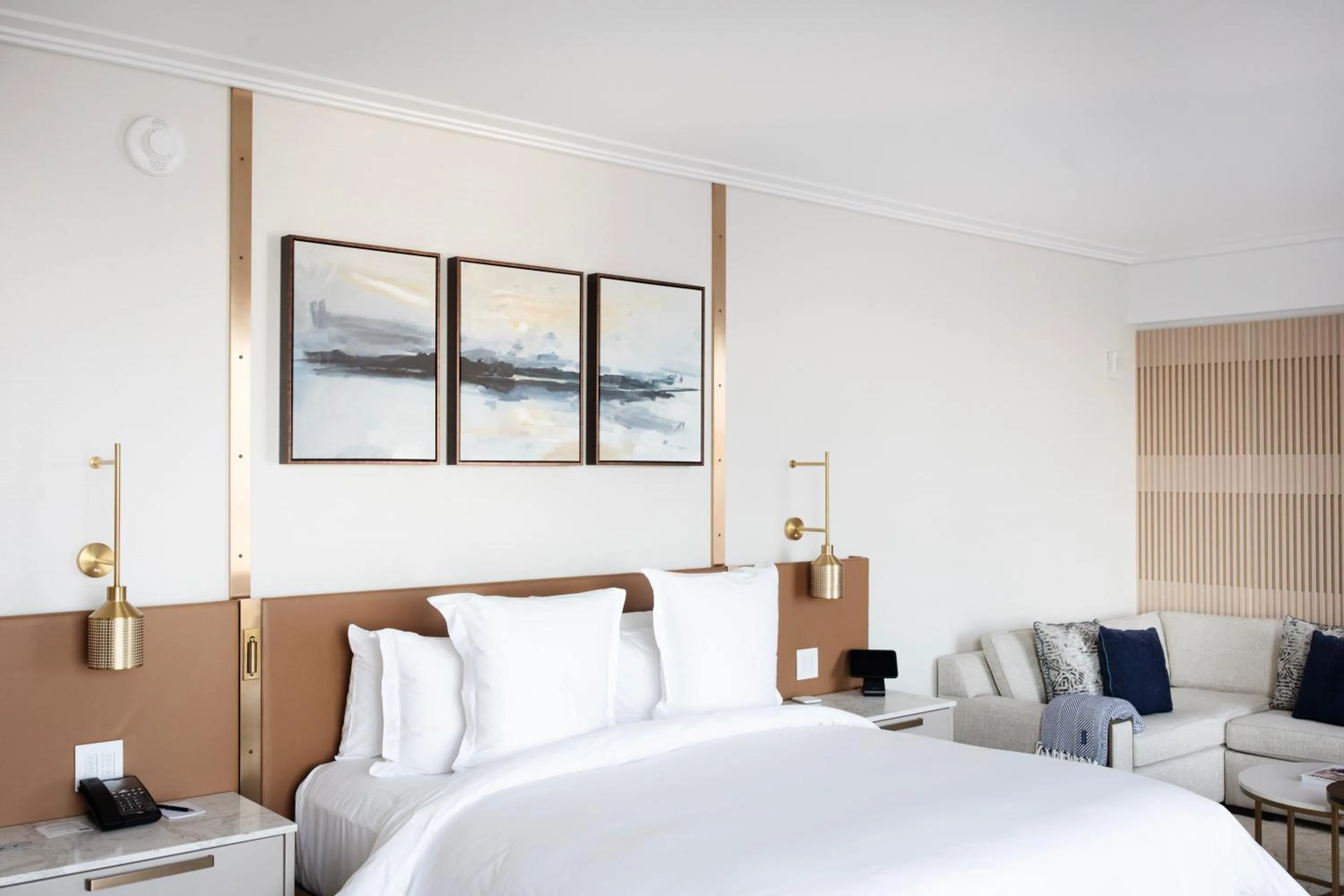 Bed in Four Seasons Hotel Minneapolis