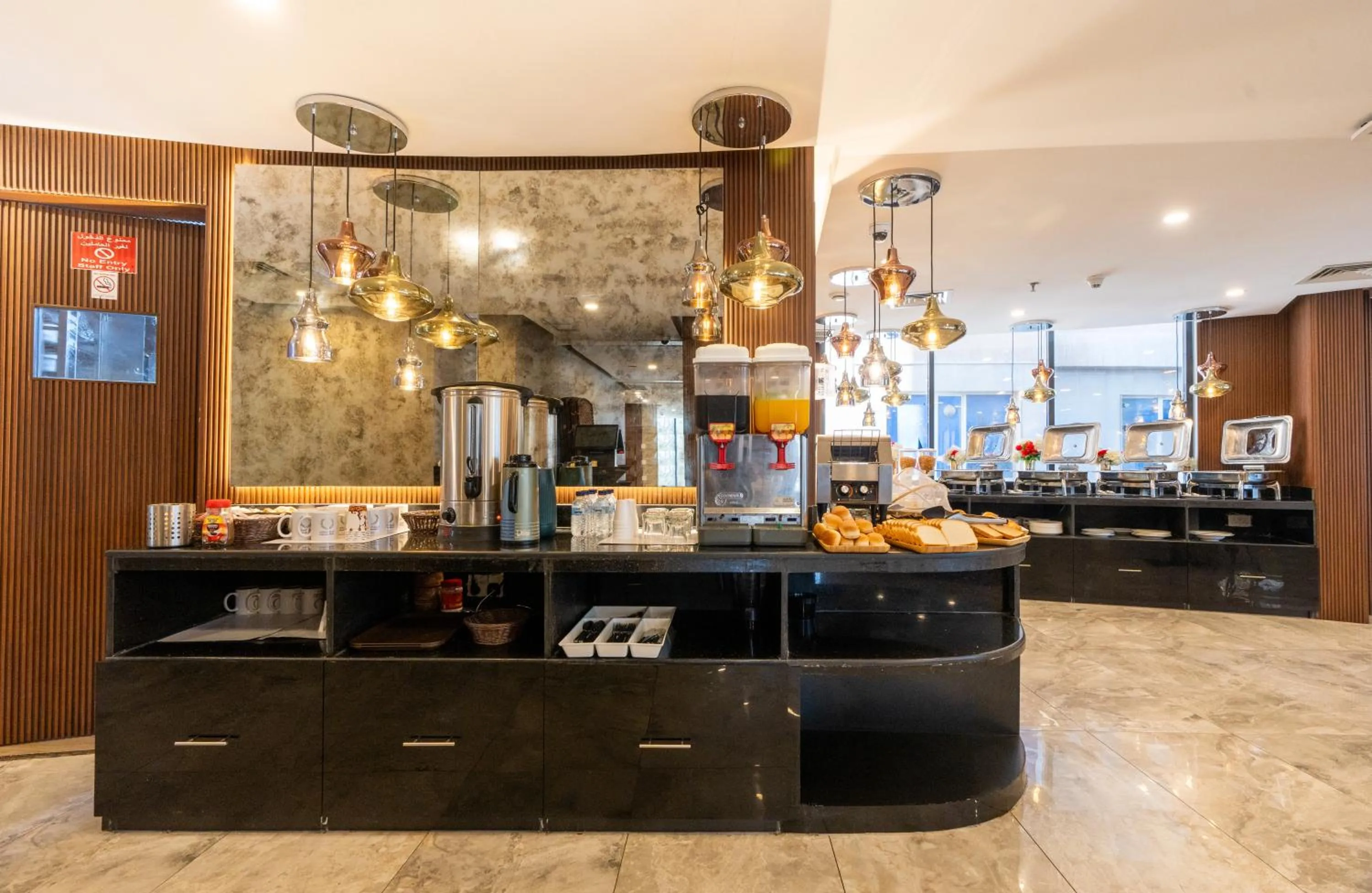 Restaurant/places to eat in Al Salam Hotel