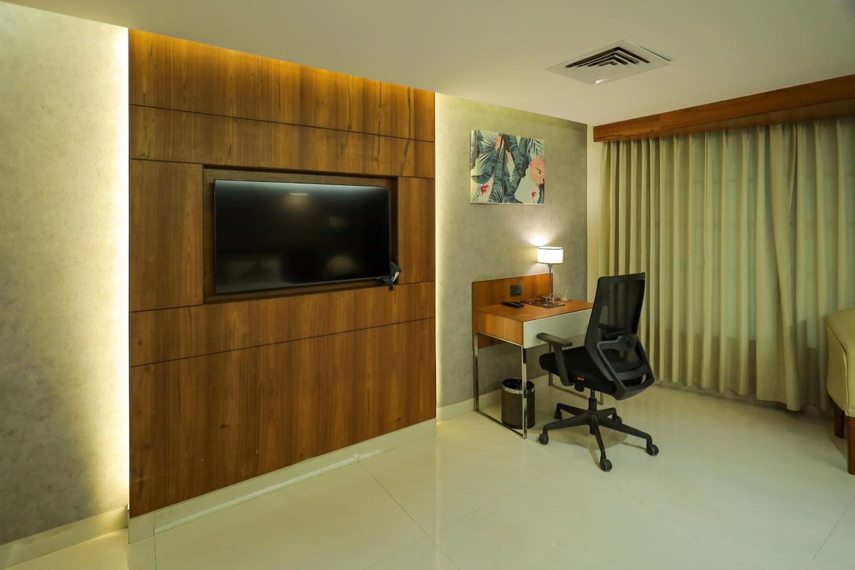 TV and multimedia in Royal Plaza Suites by RAK Rooms, Mangaluru