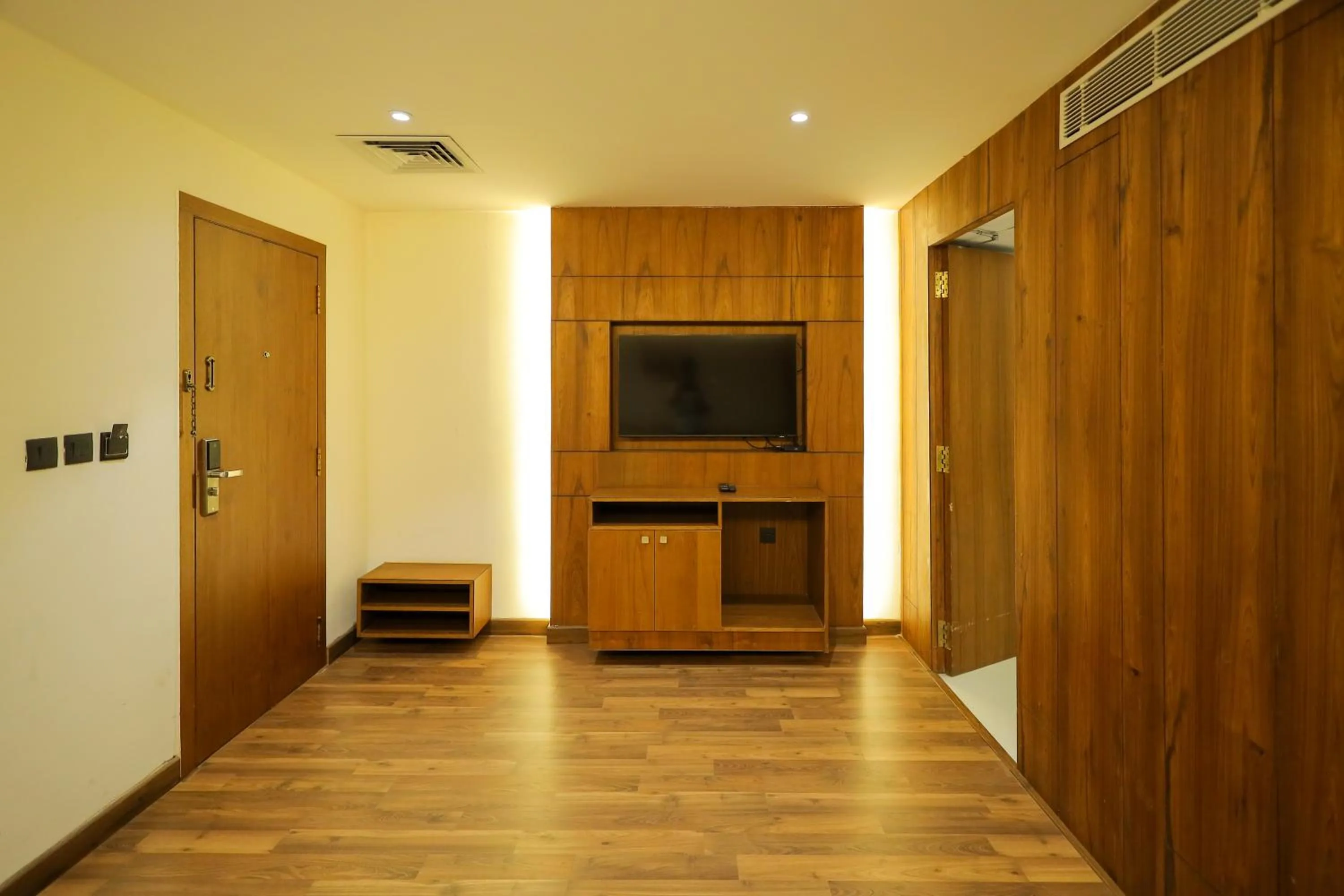 Living room in Royal Plaza Suites by RAK Rooms, Mangaluru