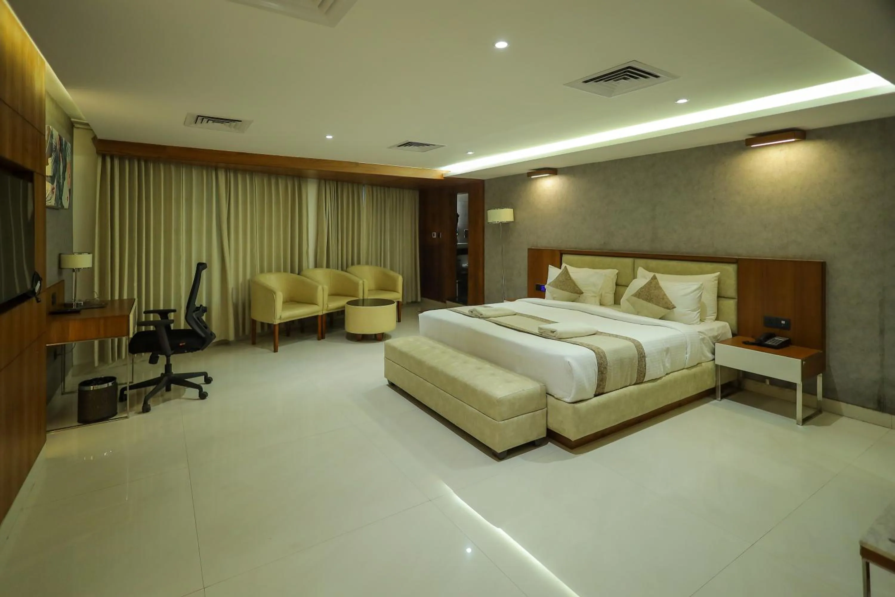 Bedroom, Bed in Royal Plaza Suites by RAK Rooms, Mangaluru