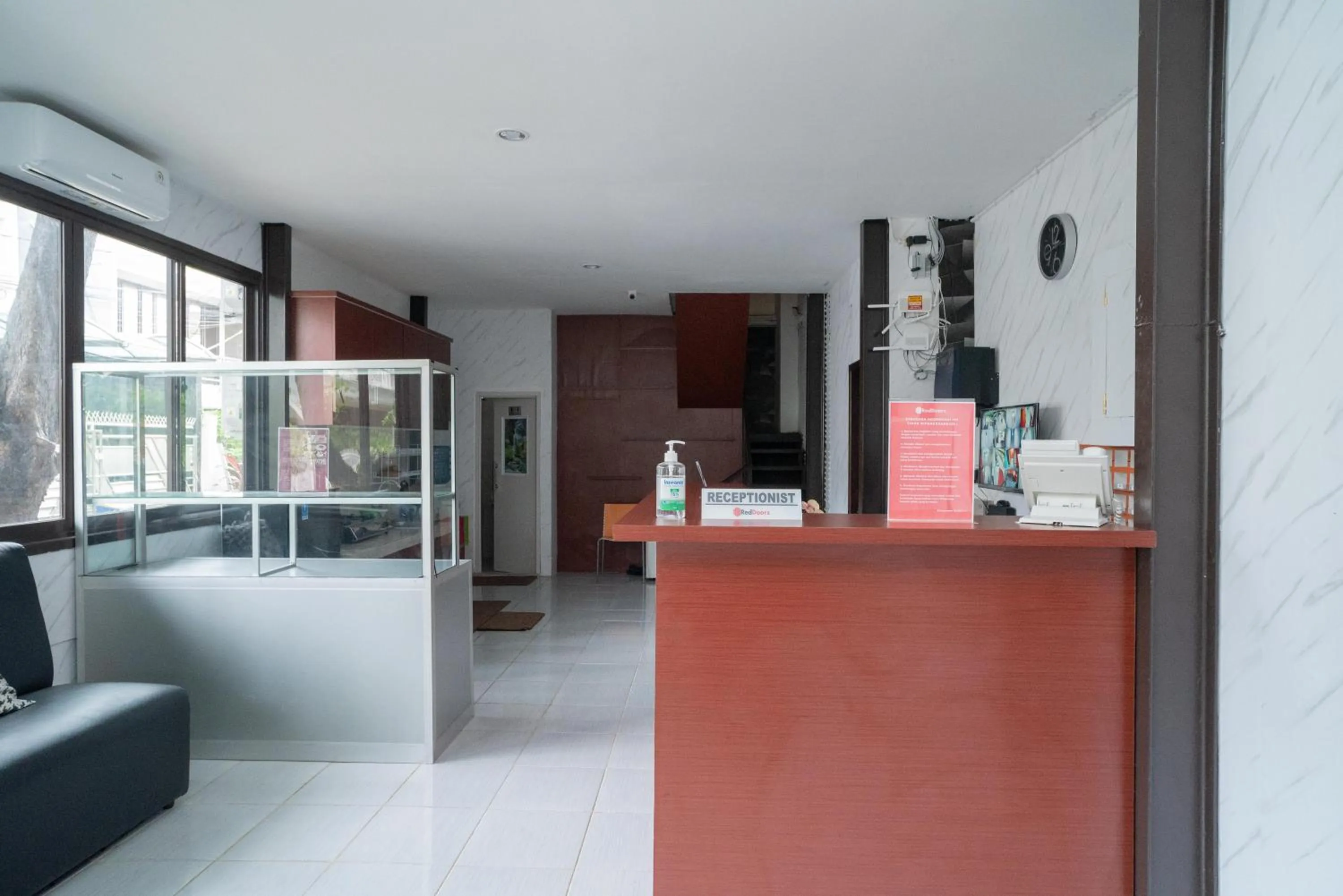 RedDoorz Plus near ITC Cempaka Mas 2