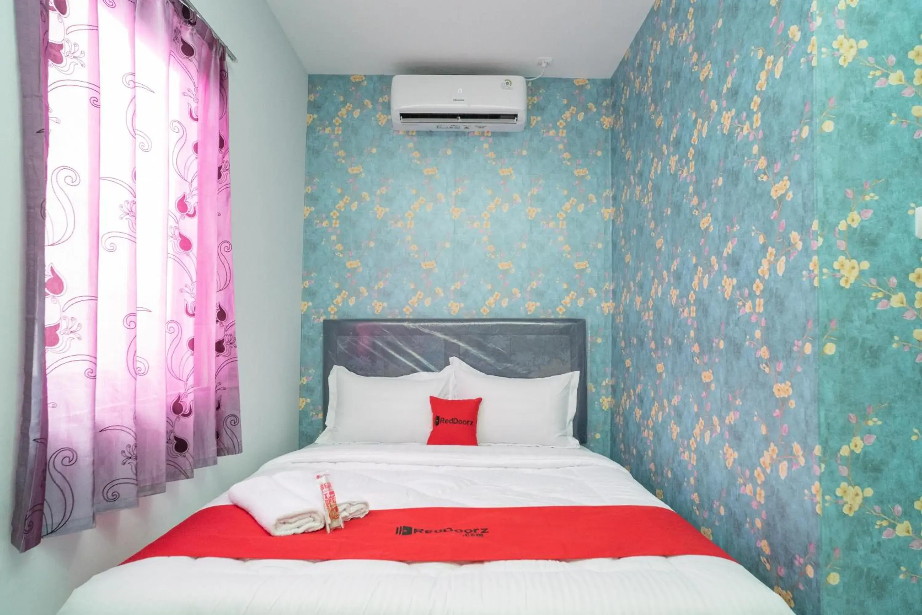 Bed in RedDoorz Plus near ITC Cempaka Mas 2 Bed in RedDoorz Plus near ITC Cempaka Mas 2