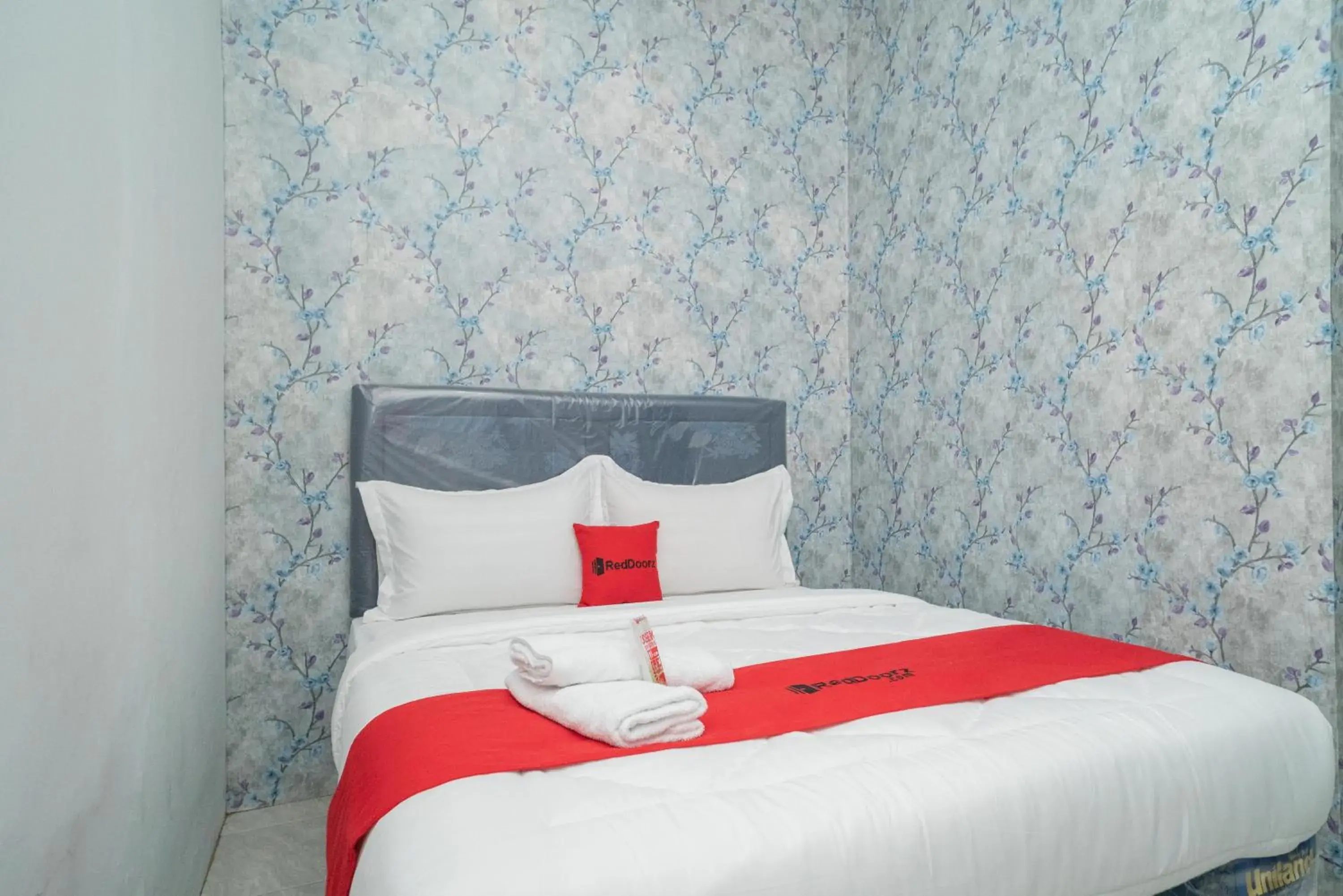 Bed in RedDoorz Plus near ITC Cempaka Mas 2 Bed in RedDoorz Plus near ITC Cempaka Mas 2