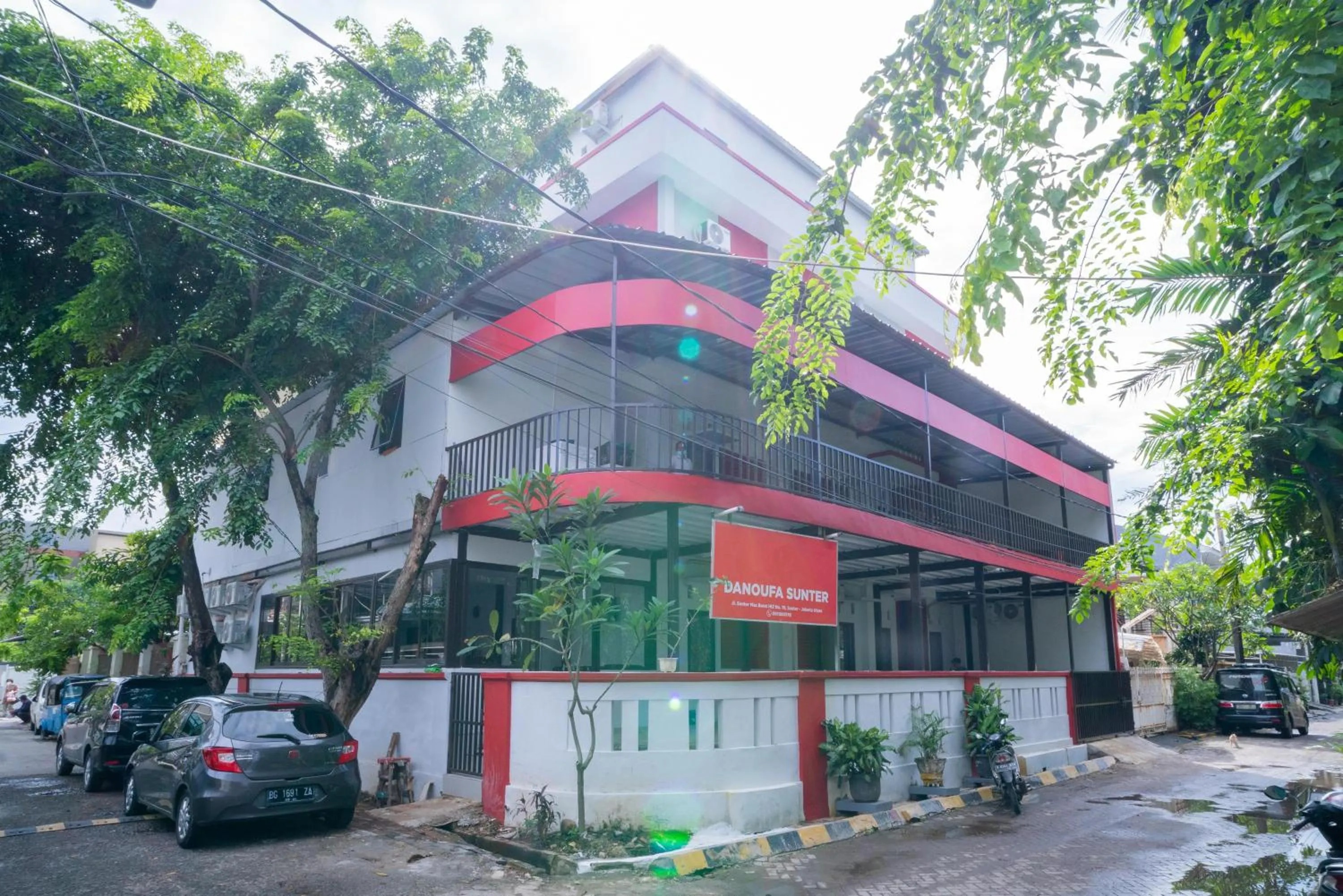 RedDoorz Plus near ITC Cempaka Mas 2