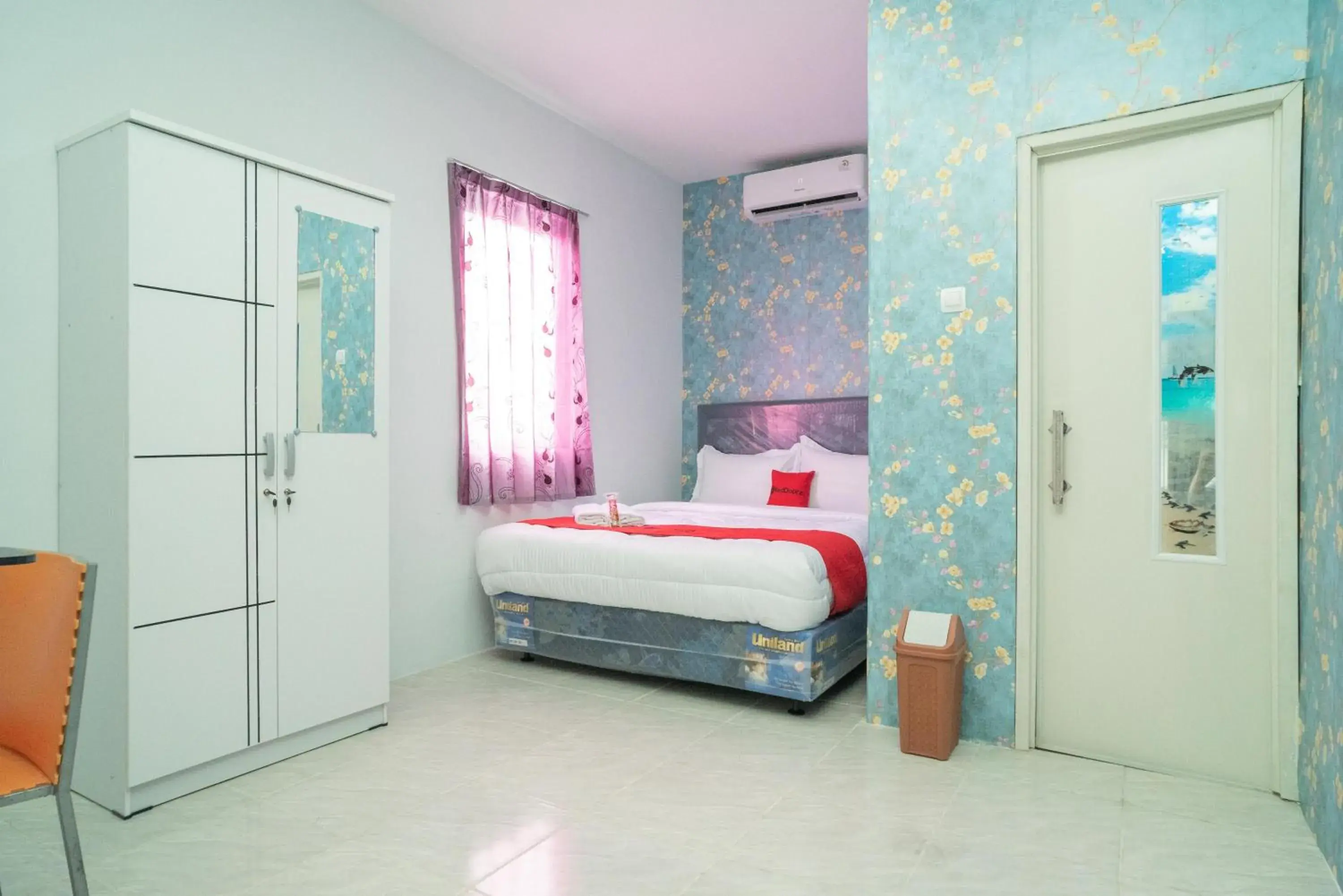 Bed in RedDoorz Plus near ITC Cempaka Mas 2 Bed in RedDoorz Plus near ITC Cempaka Mas 2