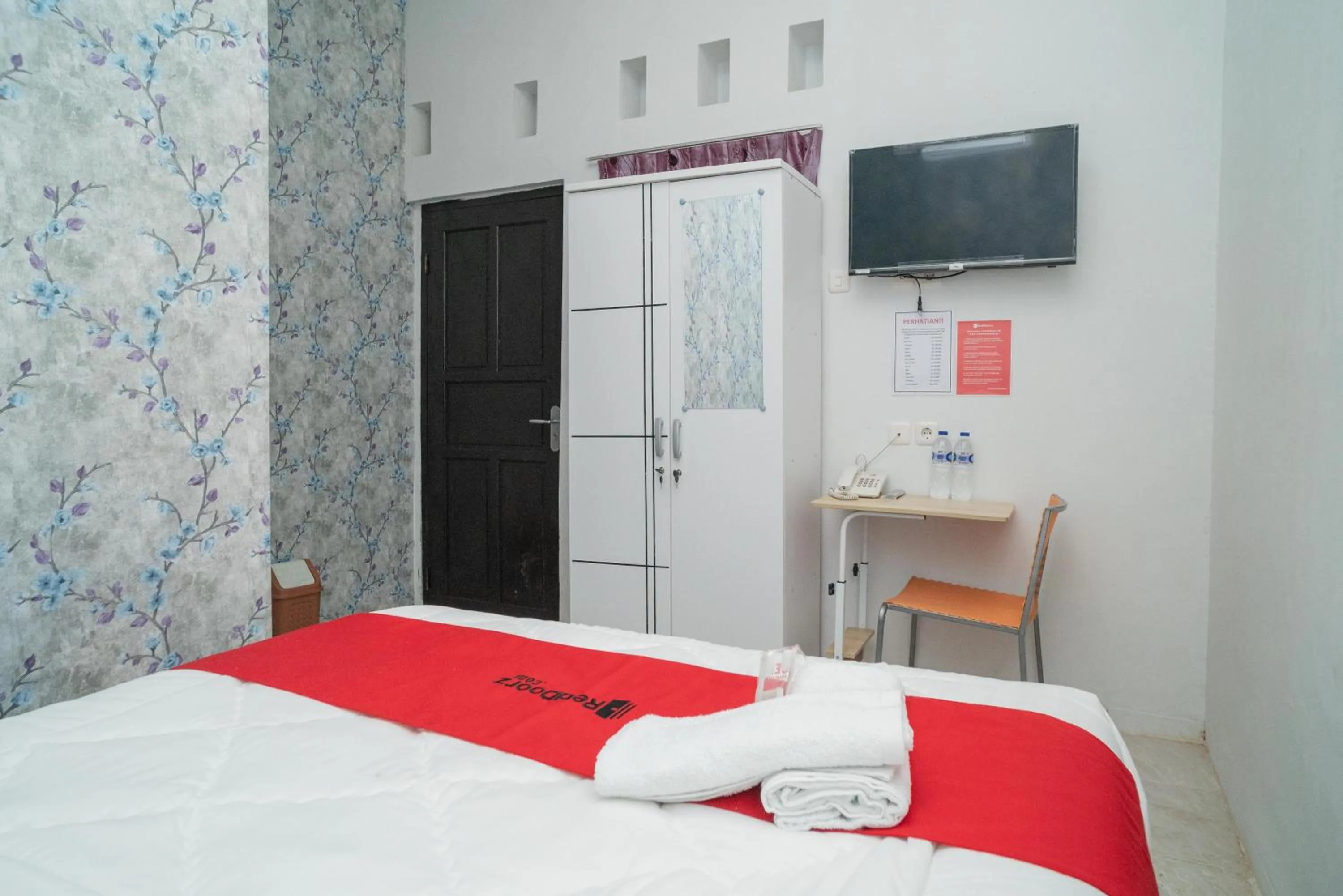 Bed in RedDoorz Plus near ITC Cempaka Mas 2
