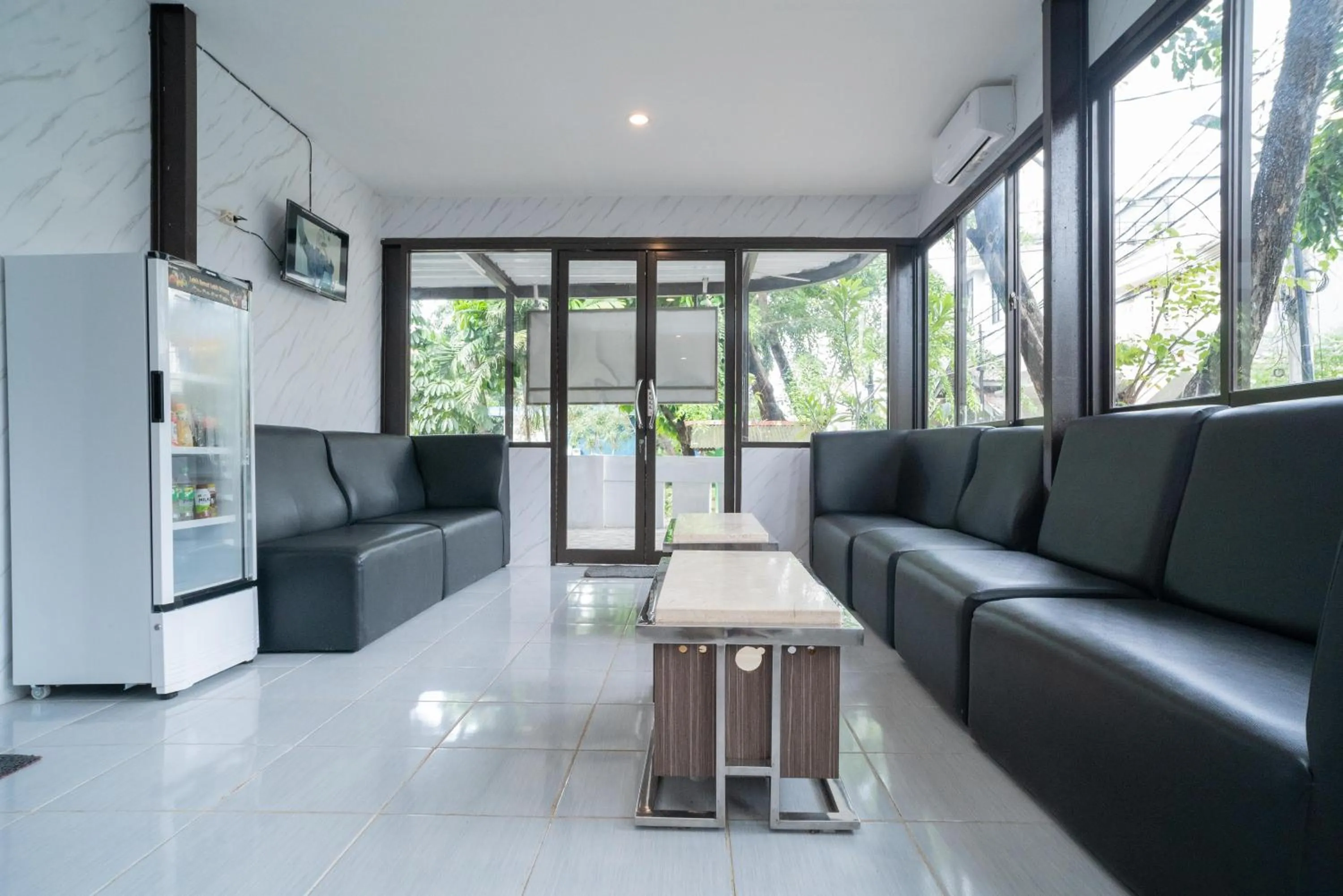 RedDoorz Plus near ITC Cempaka Mas 2