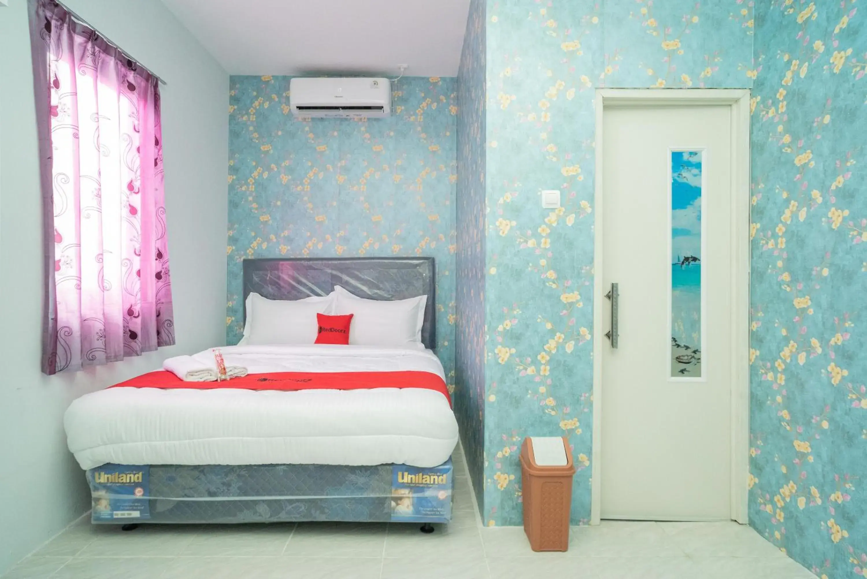 Bed in RedDoorz Plus near ITC Cempaka Mas 2 Bed in RedDoorz Plus near ITC Cempaka Mas 2