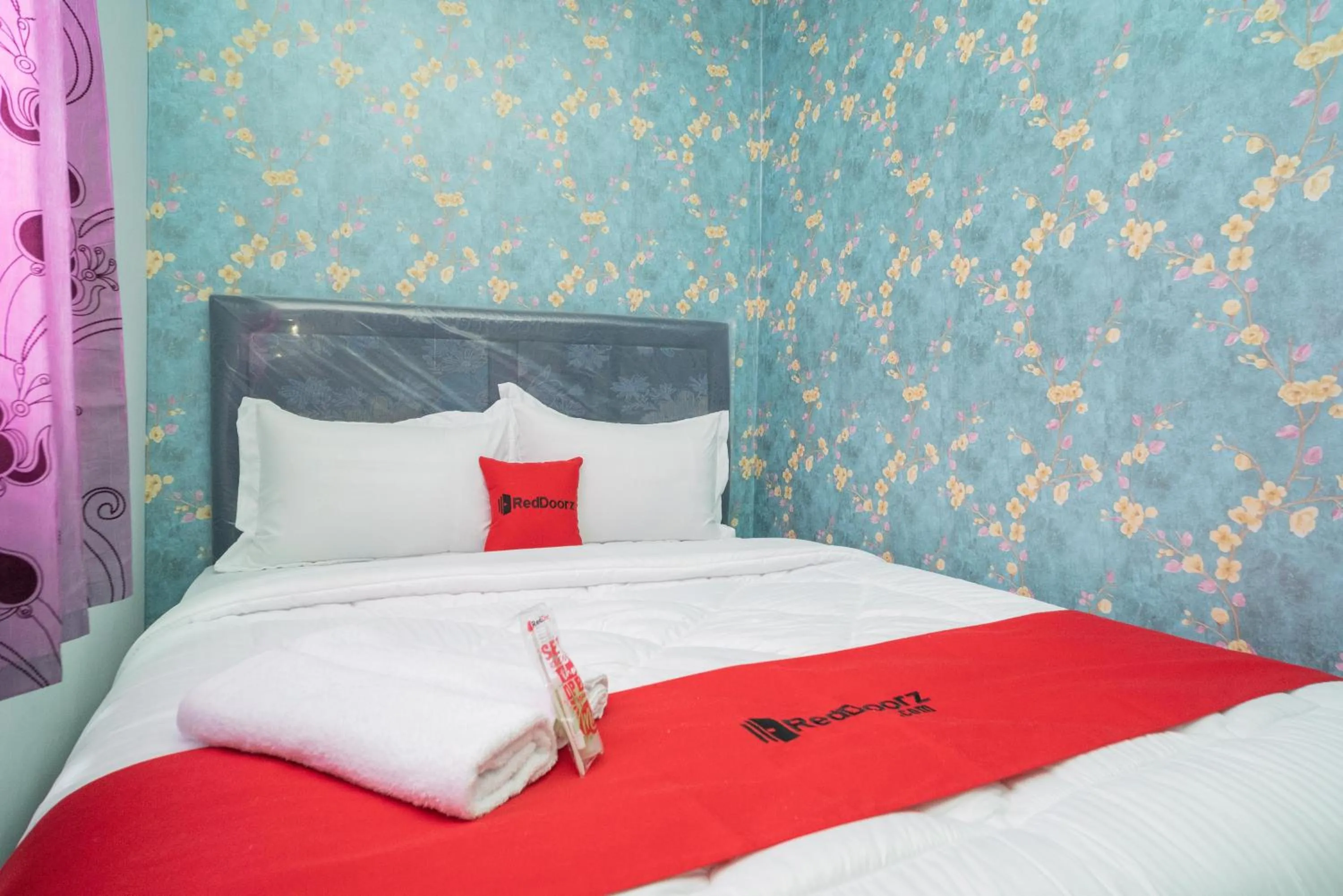 Bed in RedDoorz Plus near ITC Cempaka Mas 2