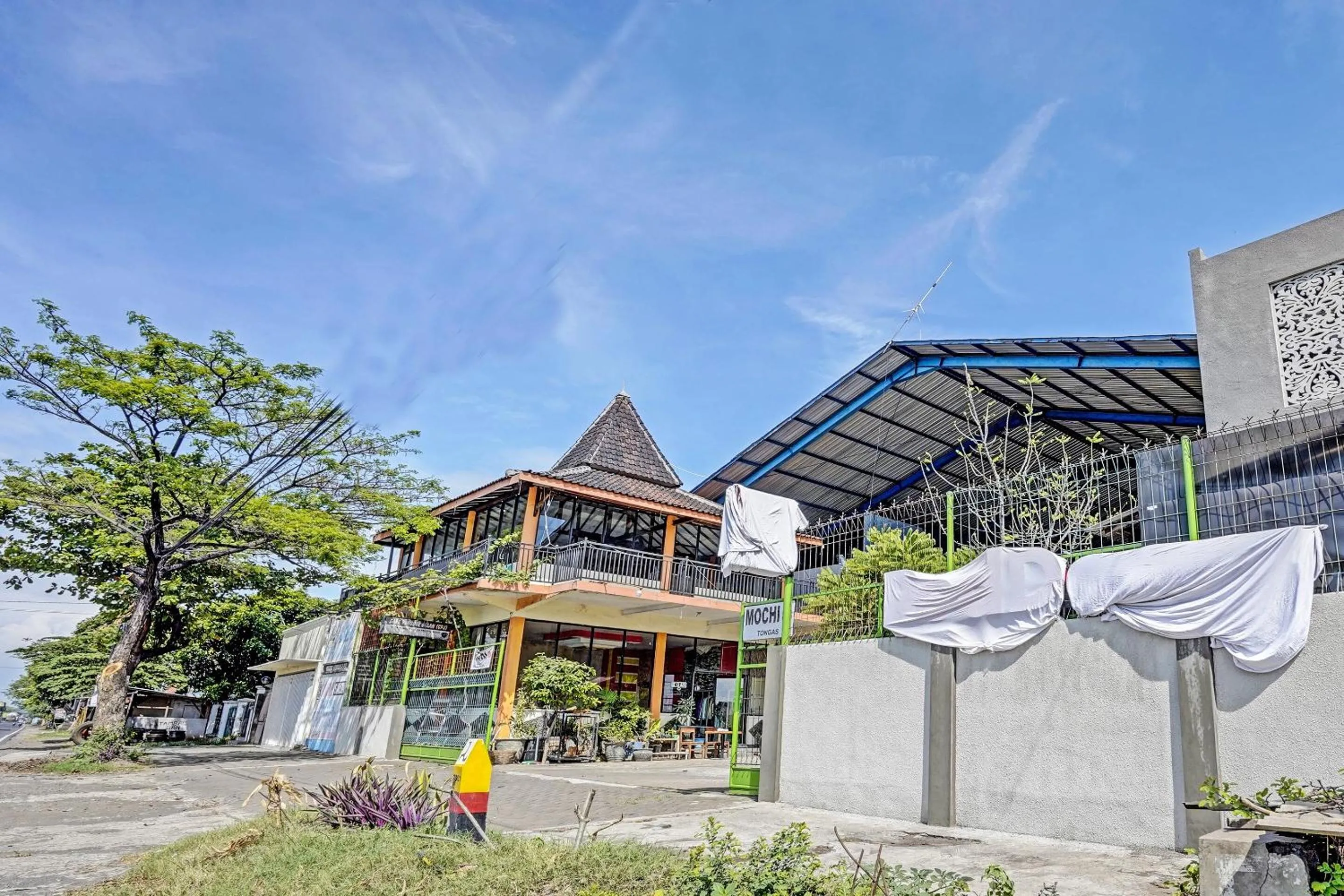 Facade/entrance in OYO 90943 Mochi 88 Homestay