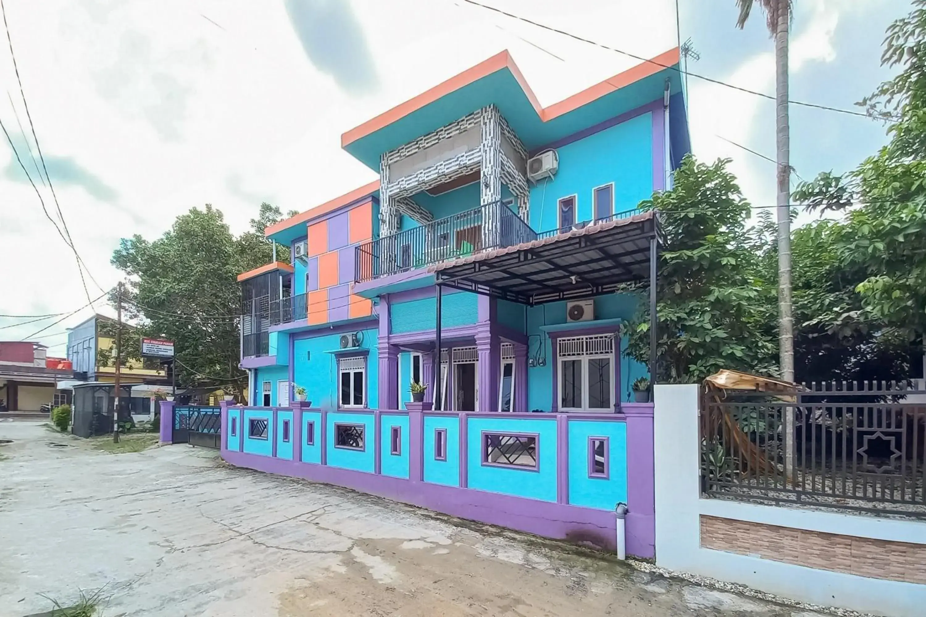 Facade/entrance in Panam House Syariah RedPartner Facade/entrance in Panam House Syariah RedPartner