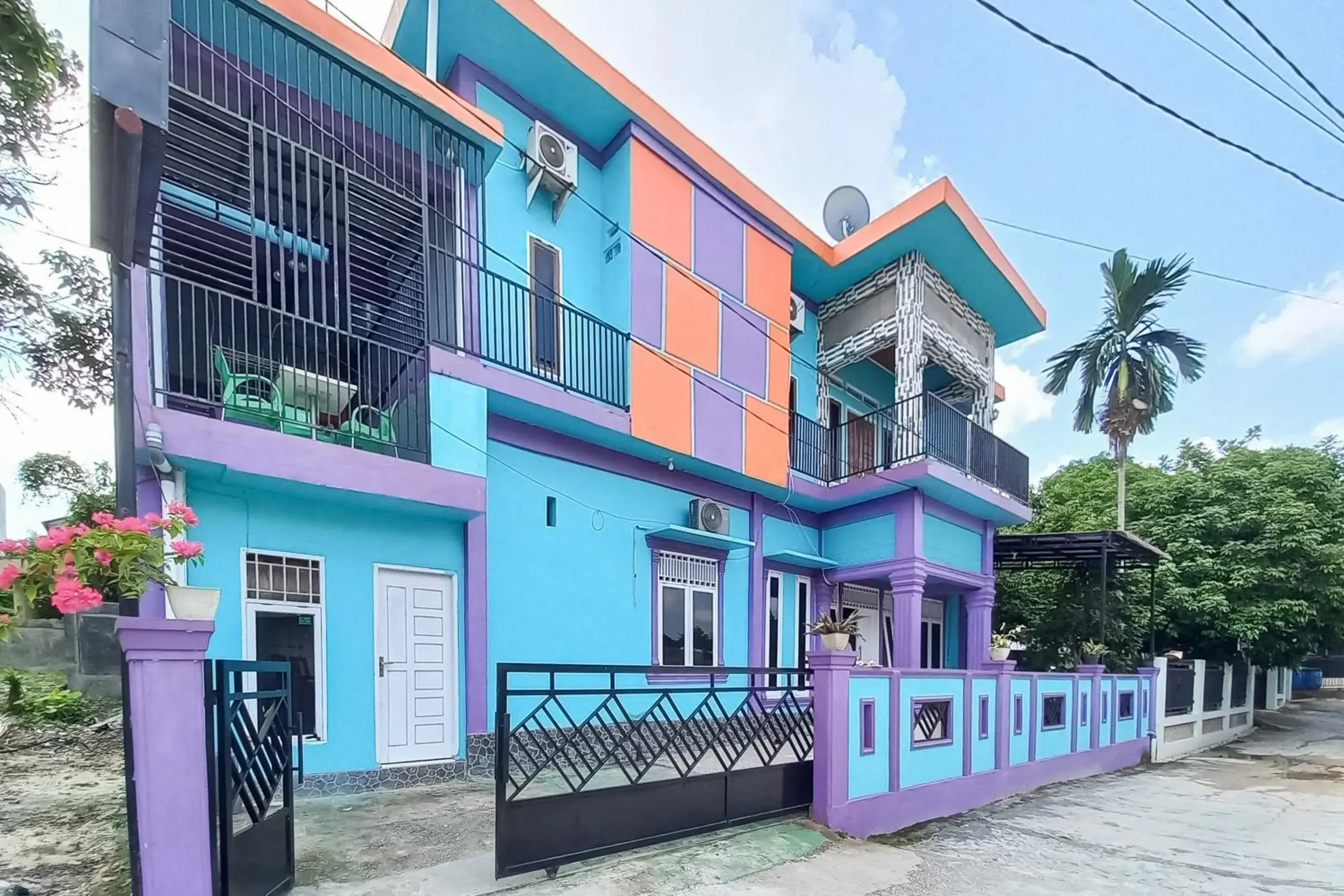 Facade/entrance in Panam House Syariah RedPartner Facade/entrance in Panam House Syariah RedPartner