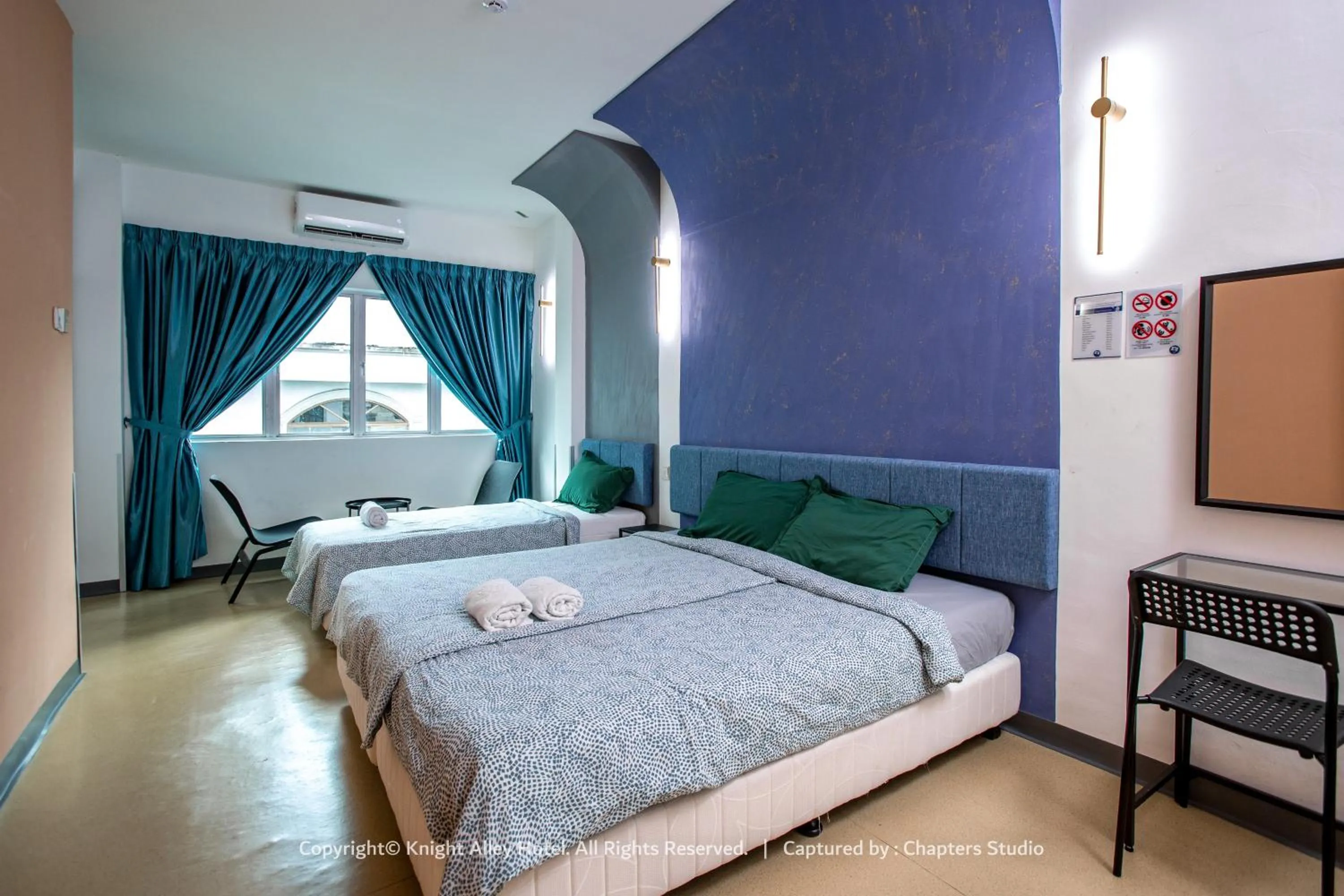 Bedroom, Bed in Knight Alley Hotel