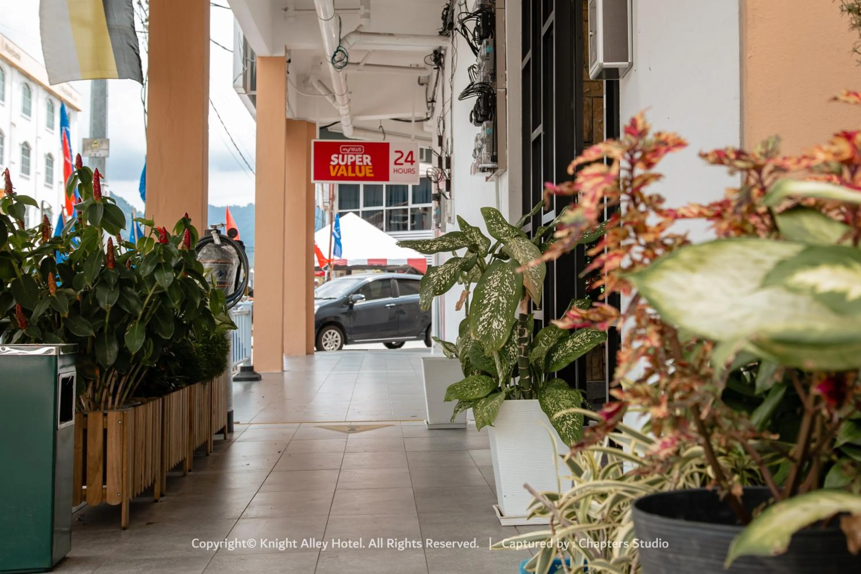 Facade/entrance in Knight Alley Hotel