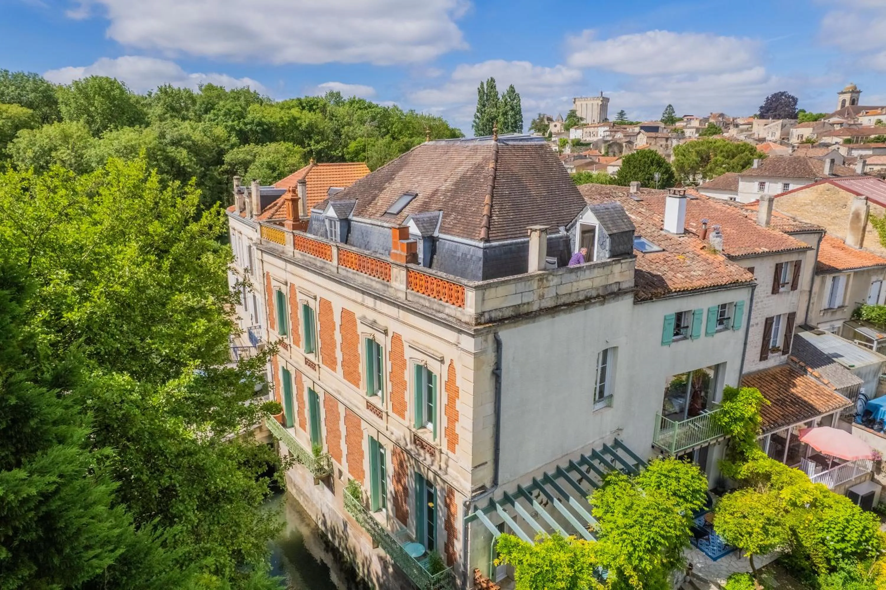 Beautiful large stylish villa centrally located in Pons