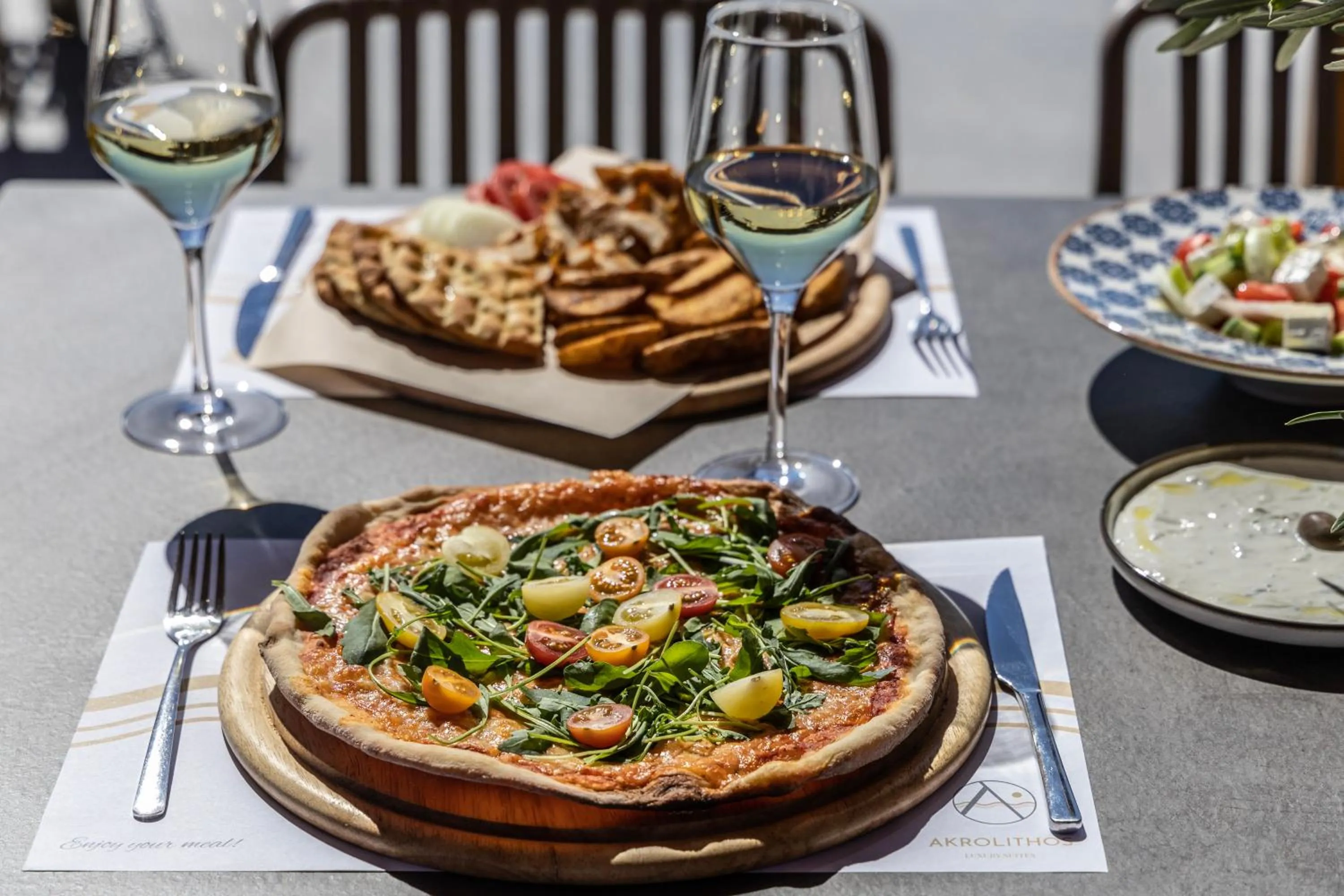 Restaurant/places to eat in Akrolithos Luxury Suites & Spa