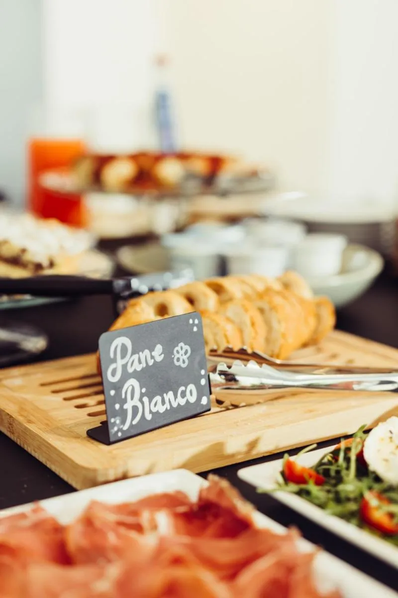 Food and drinks in Marina Gardens Boutique&Suites