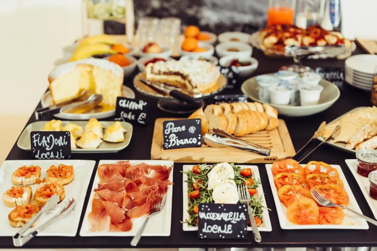 Food and drinks in Marina Gardens Boutique&Suites