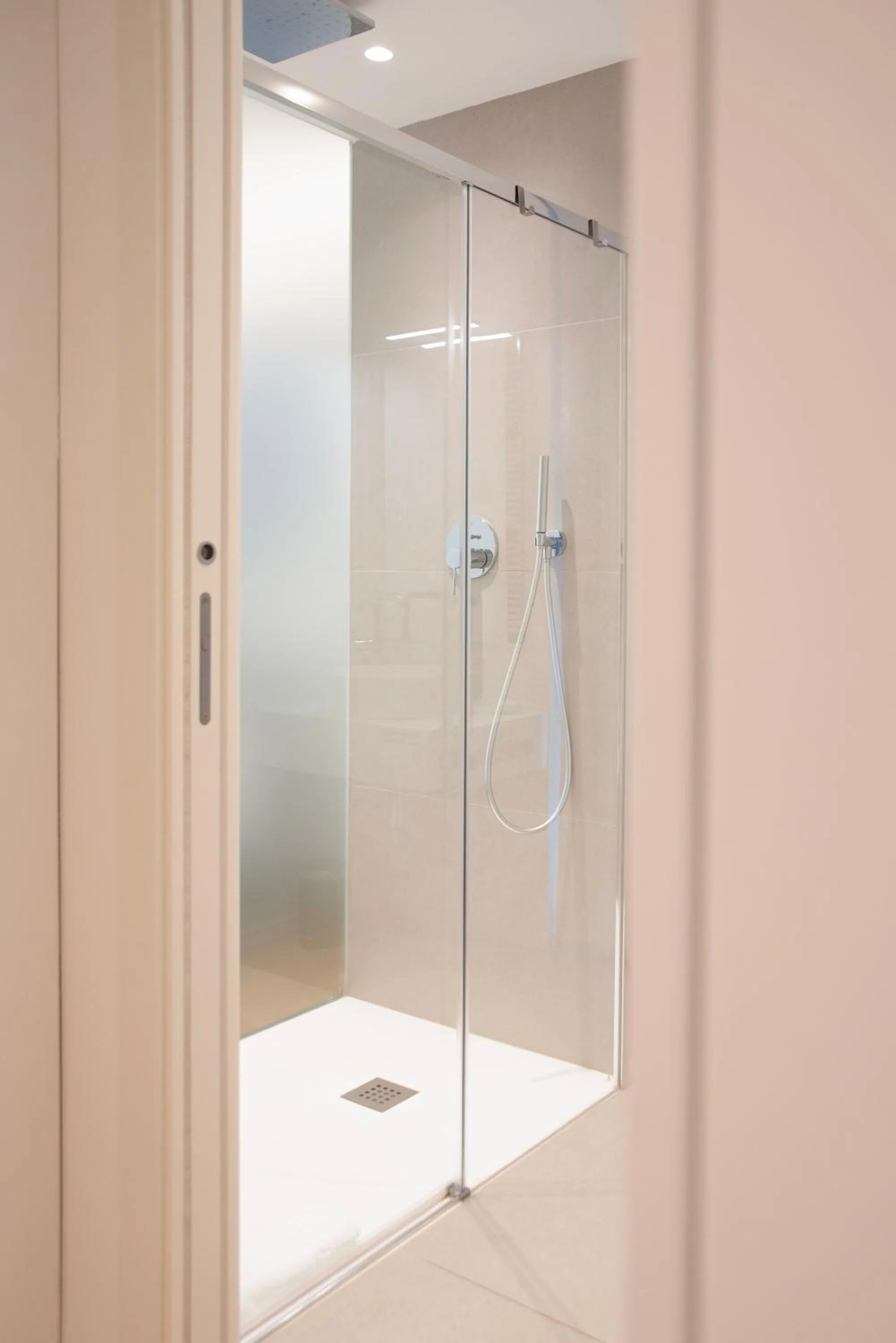 Shower in Marina Gardens Boutique&Suites