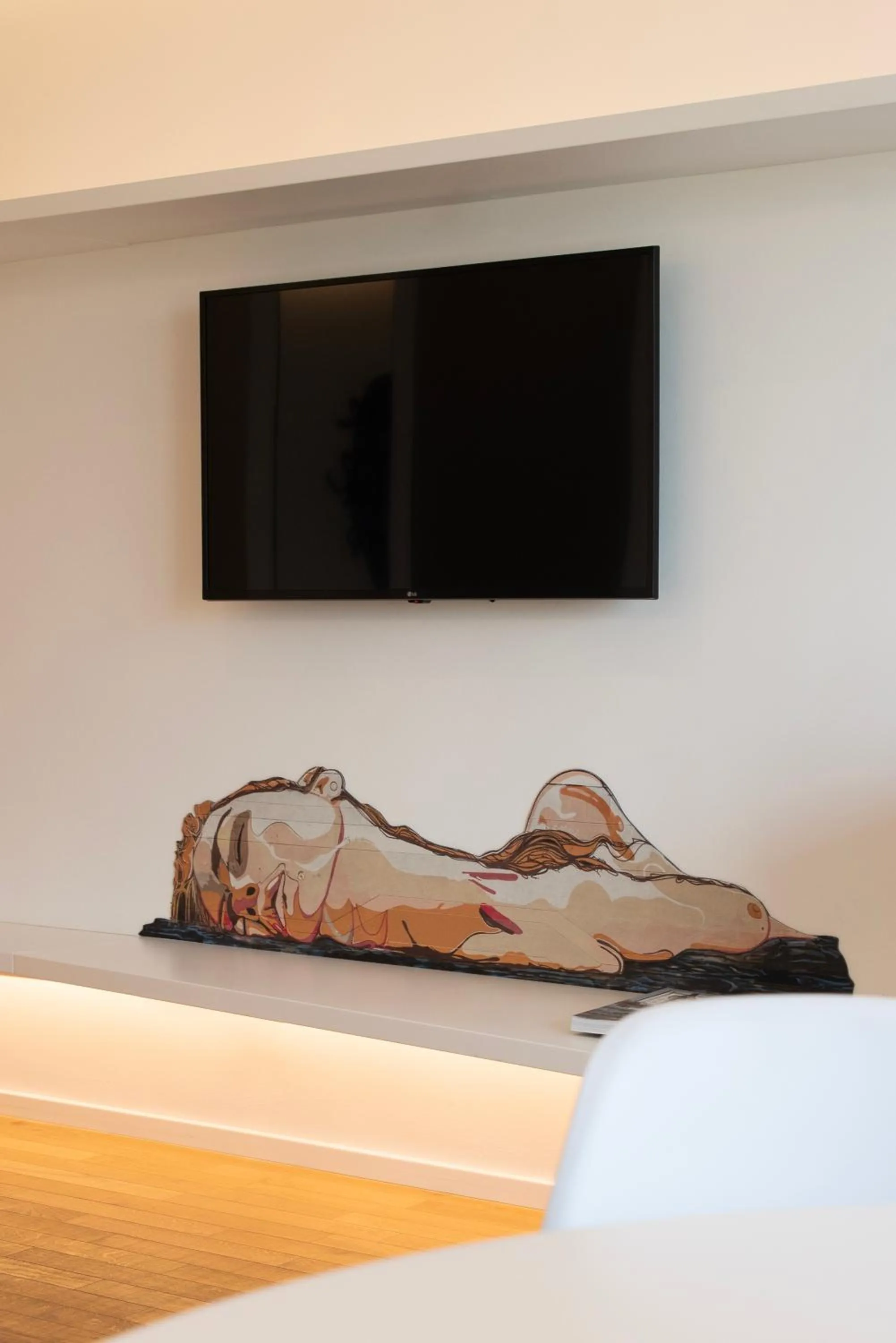 Communal lounge/ TV room in Marina Gardens Boutique&Suites