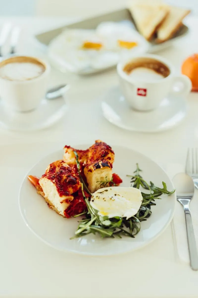 Food and drinks in Marina Gardens Boutique&Suites