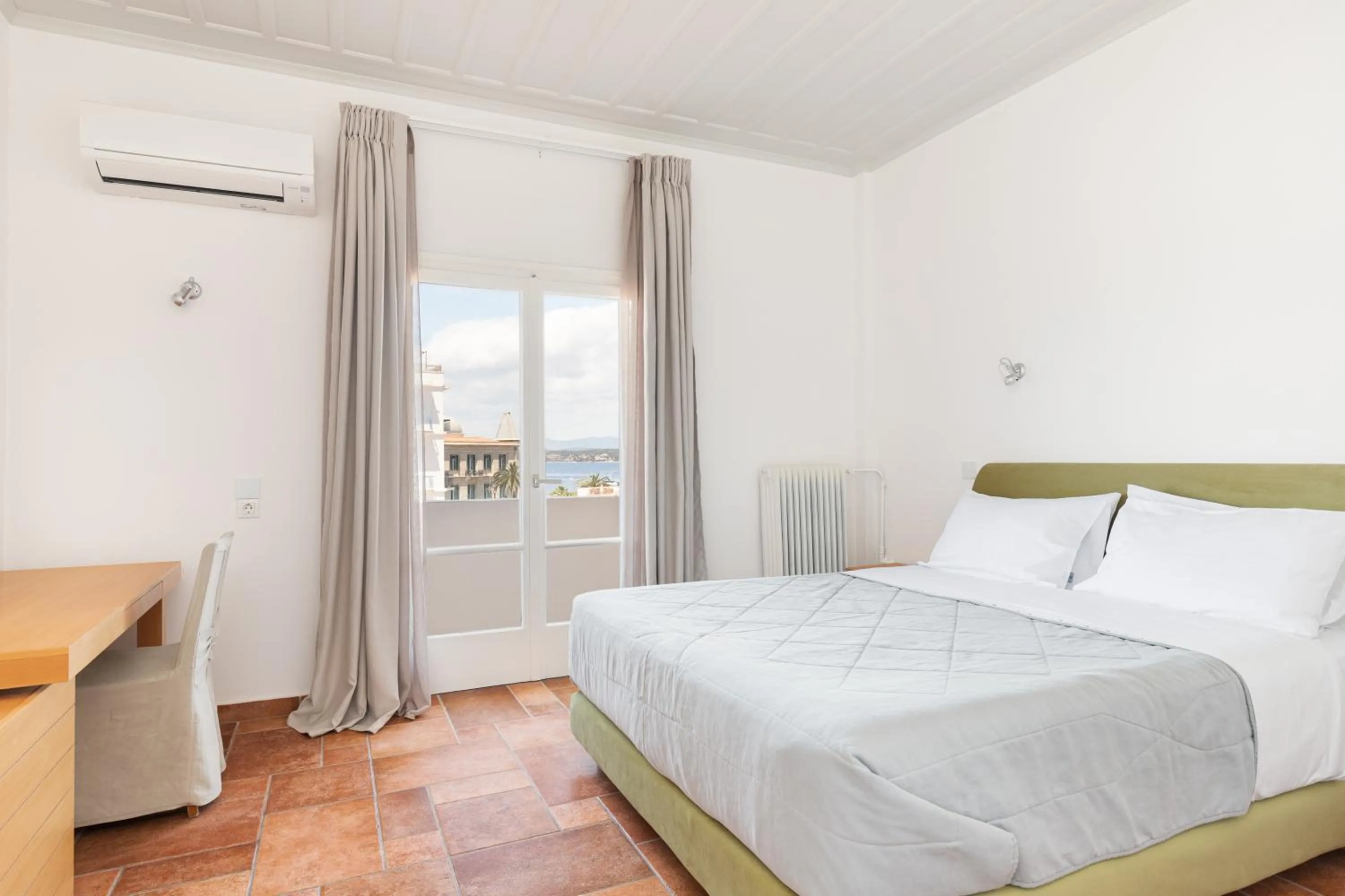 Bedroom, Bed in Hotel Roumani