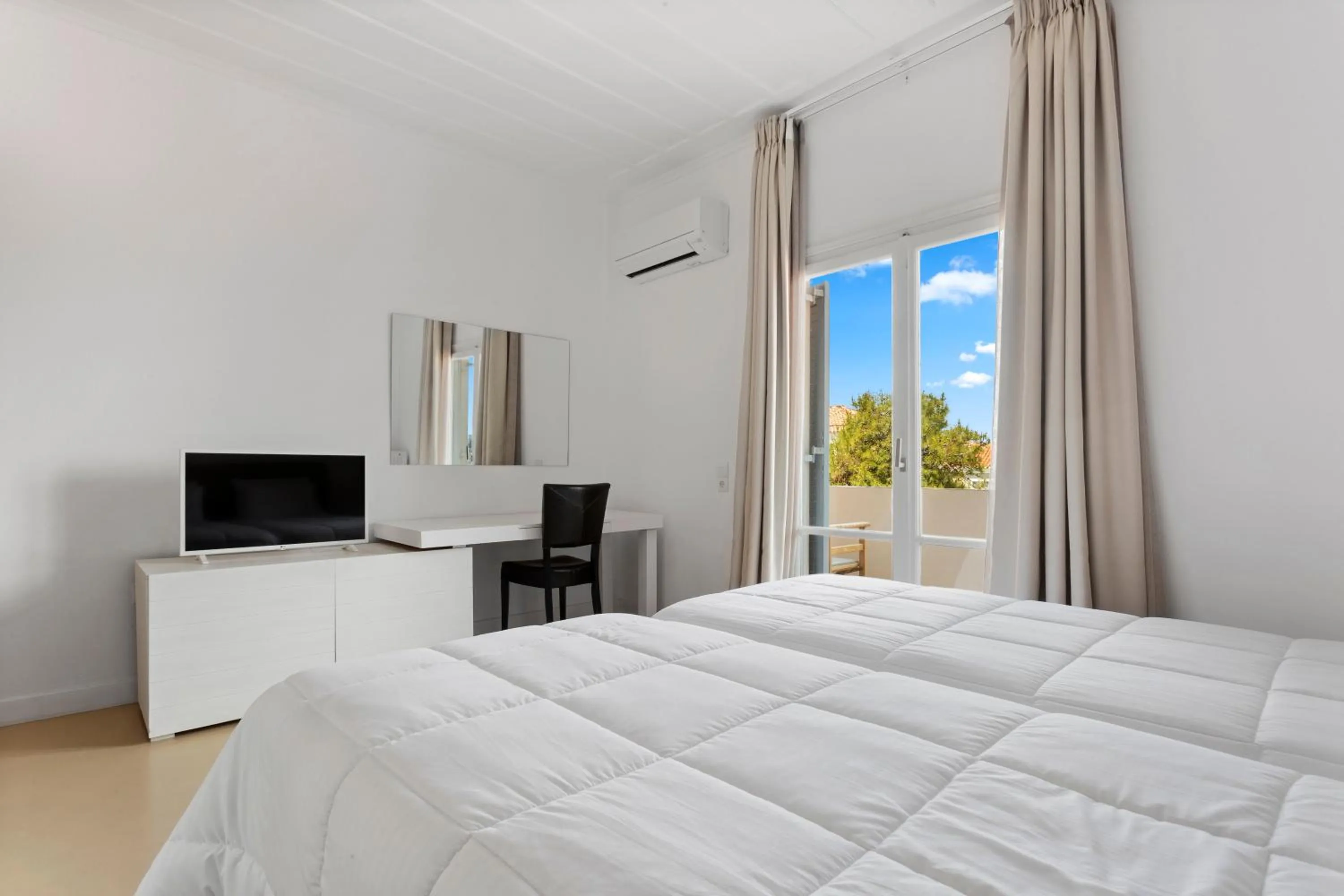 Bed in Hotel Roumani