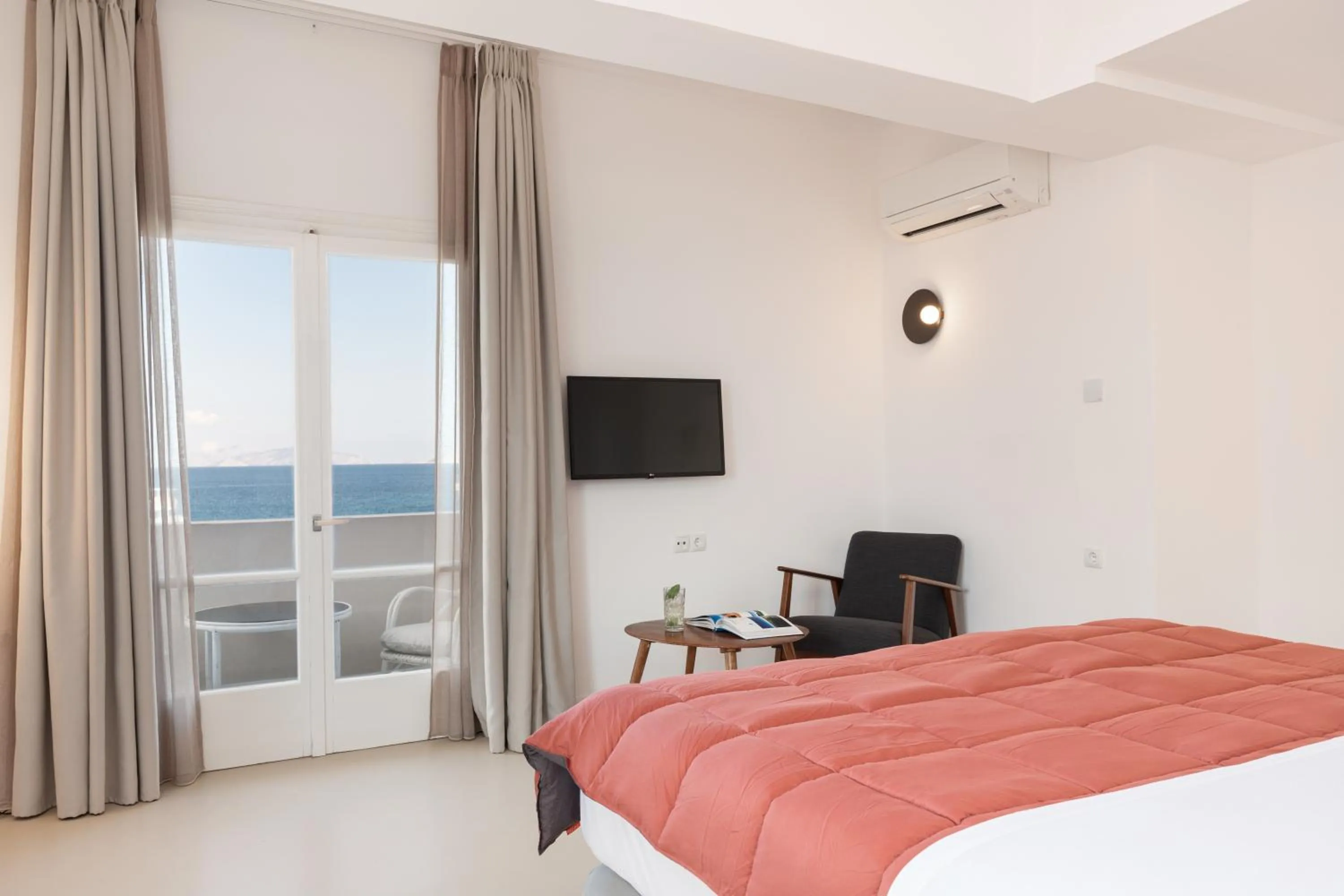 Sea view, Bed in Hotel Roumani