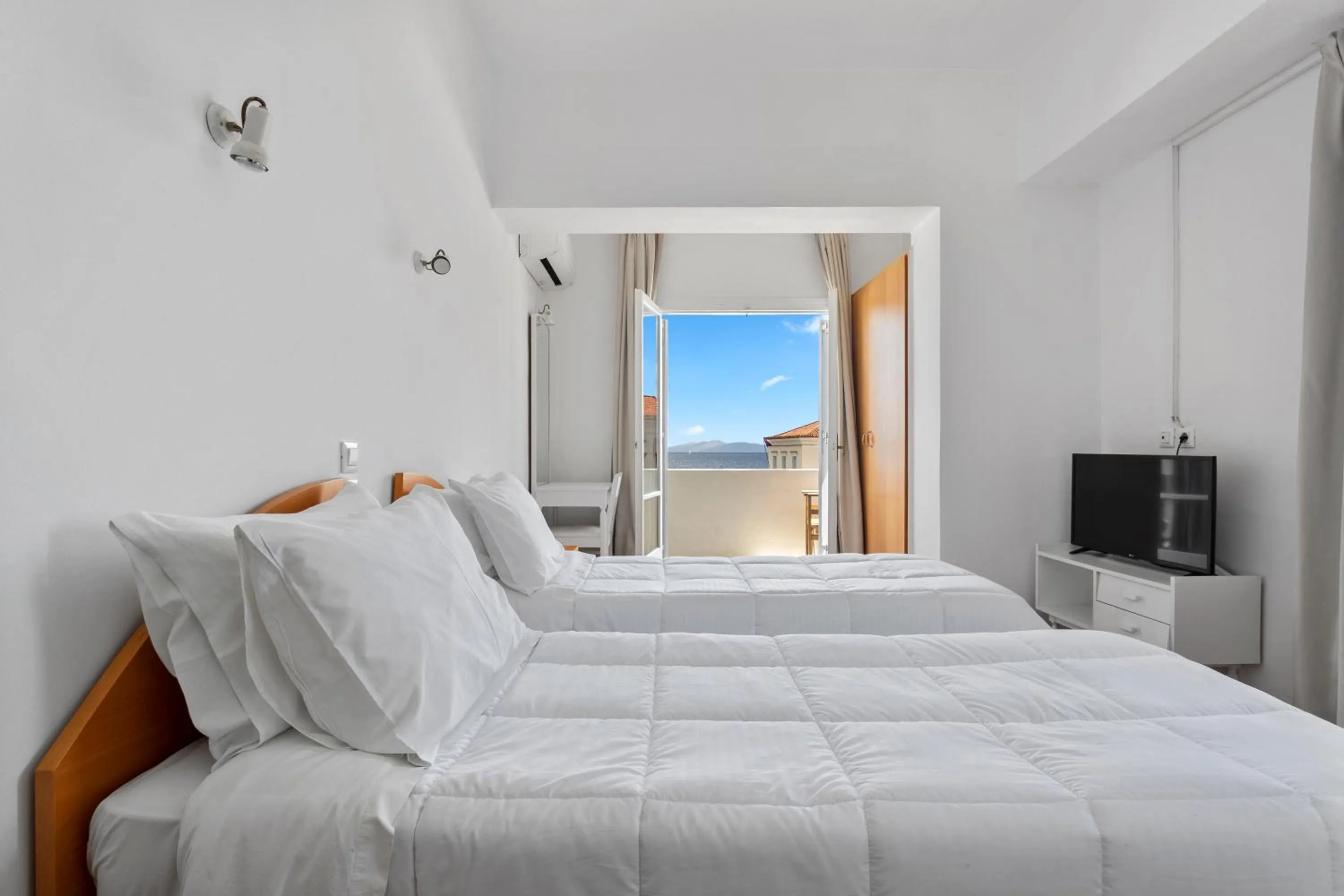 Bed in Hotel Roumani