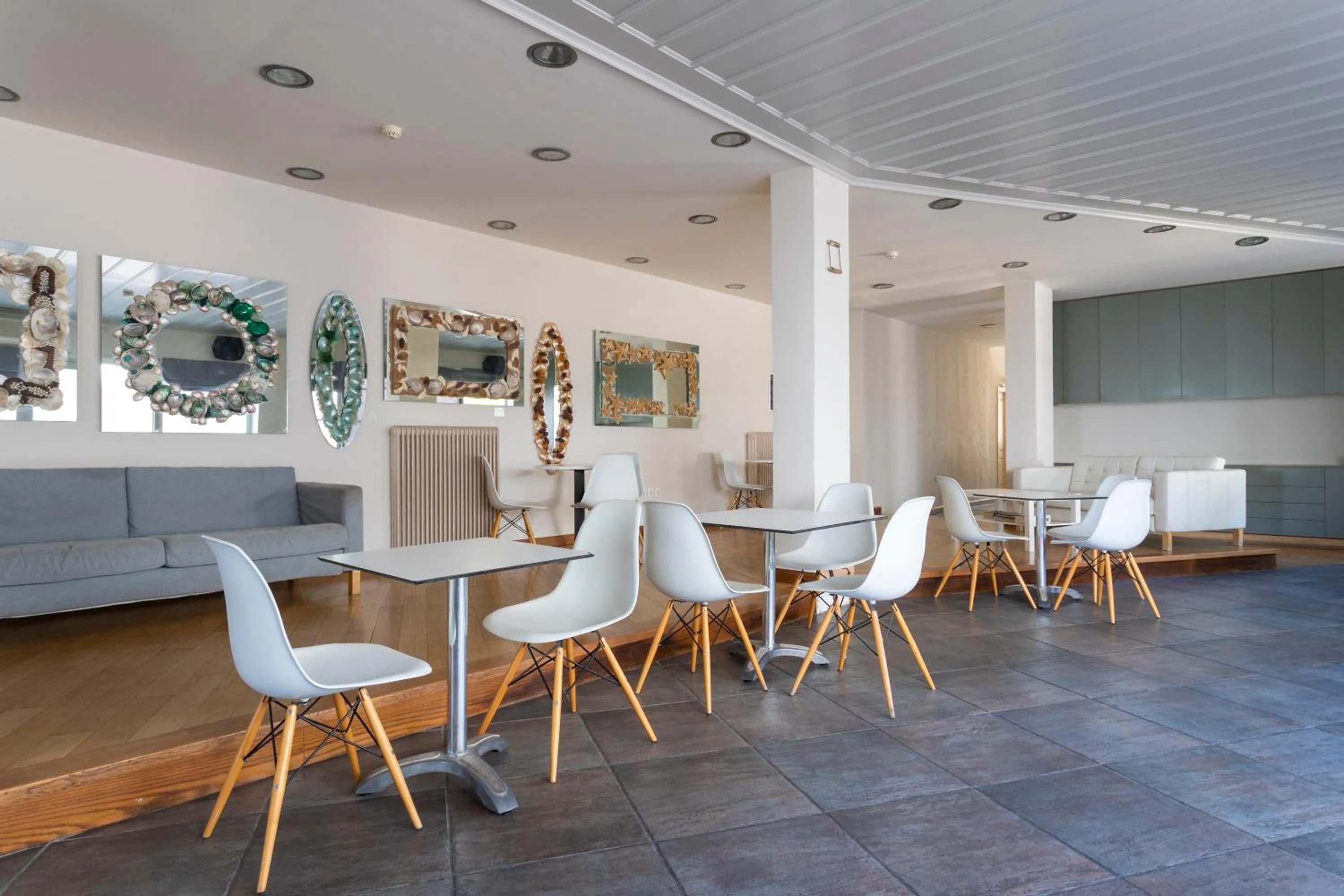 Lounge or bar in Hotel Roumani