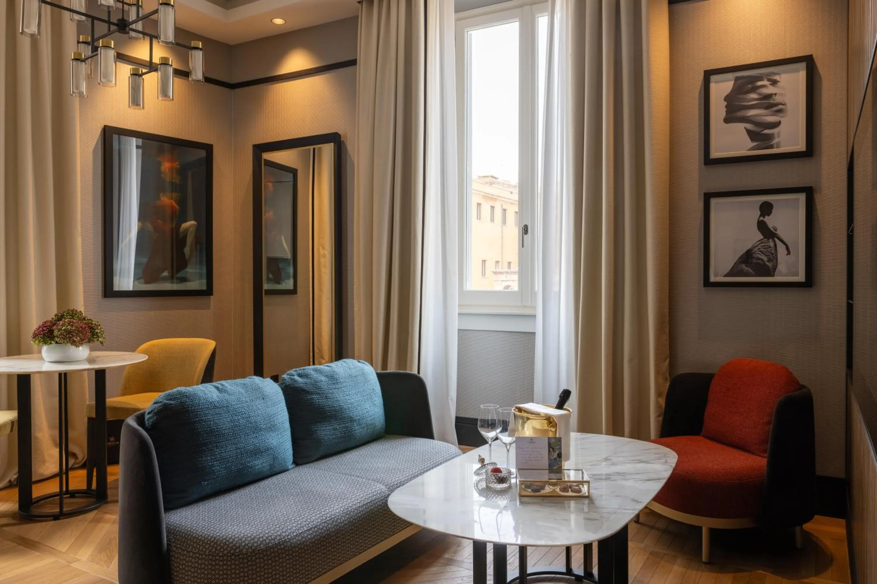 Seating area in Umiltà 36