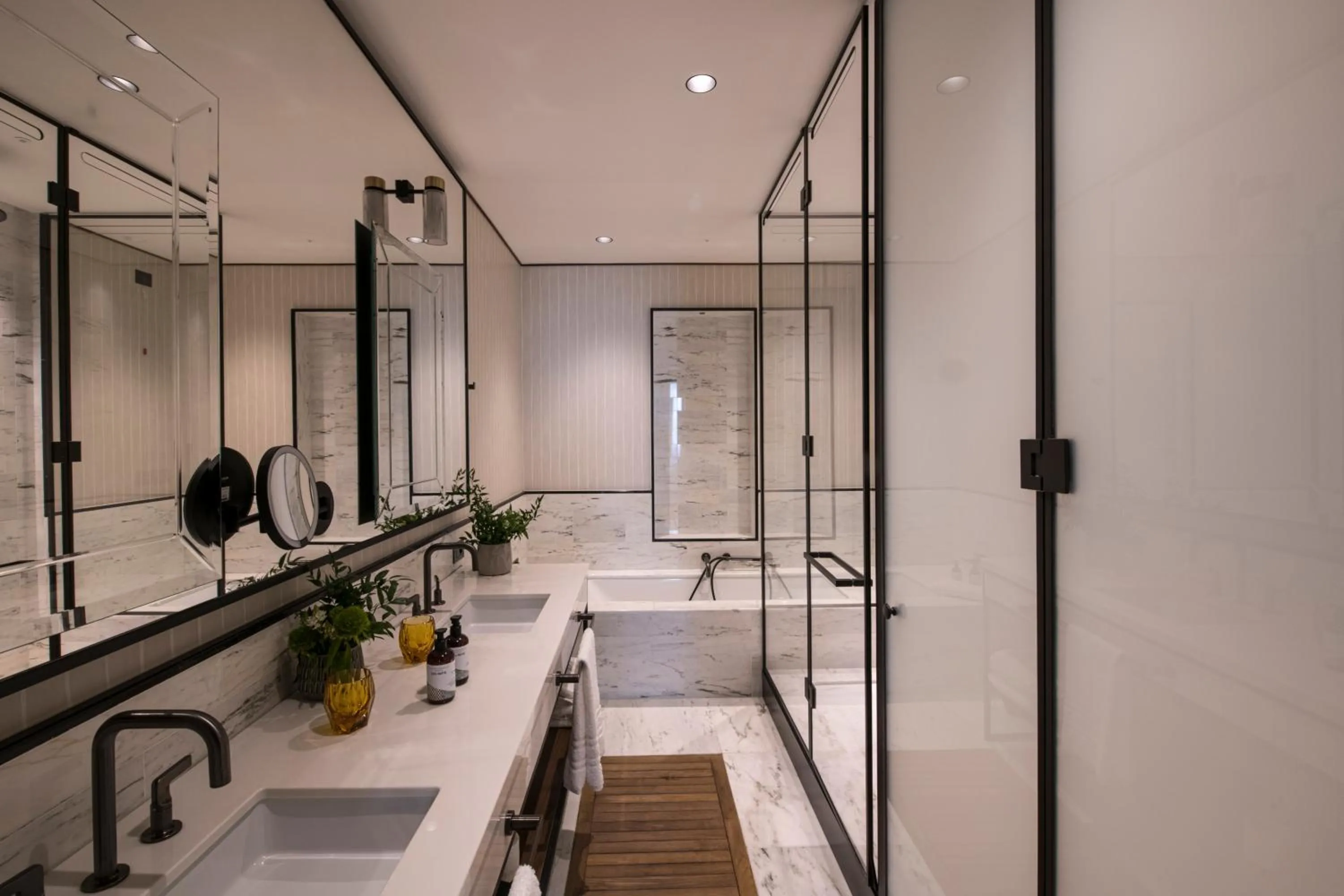 Shower in Umiltà 36