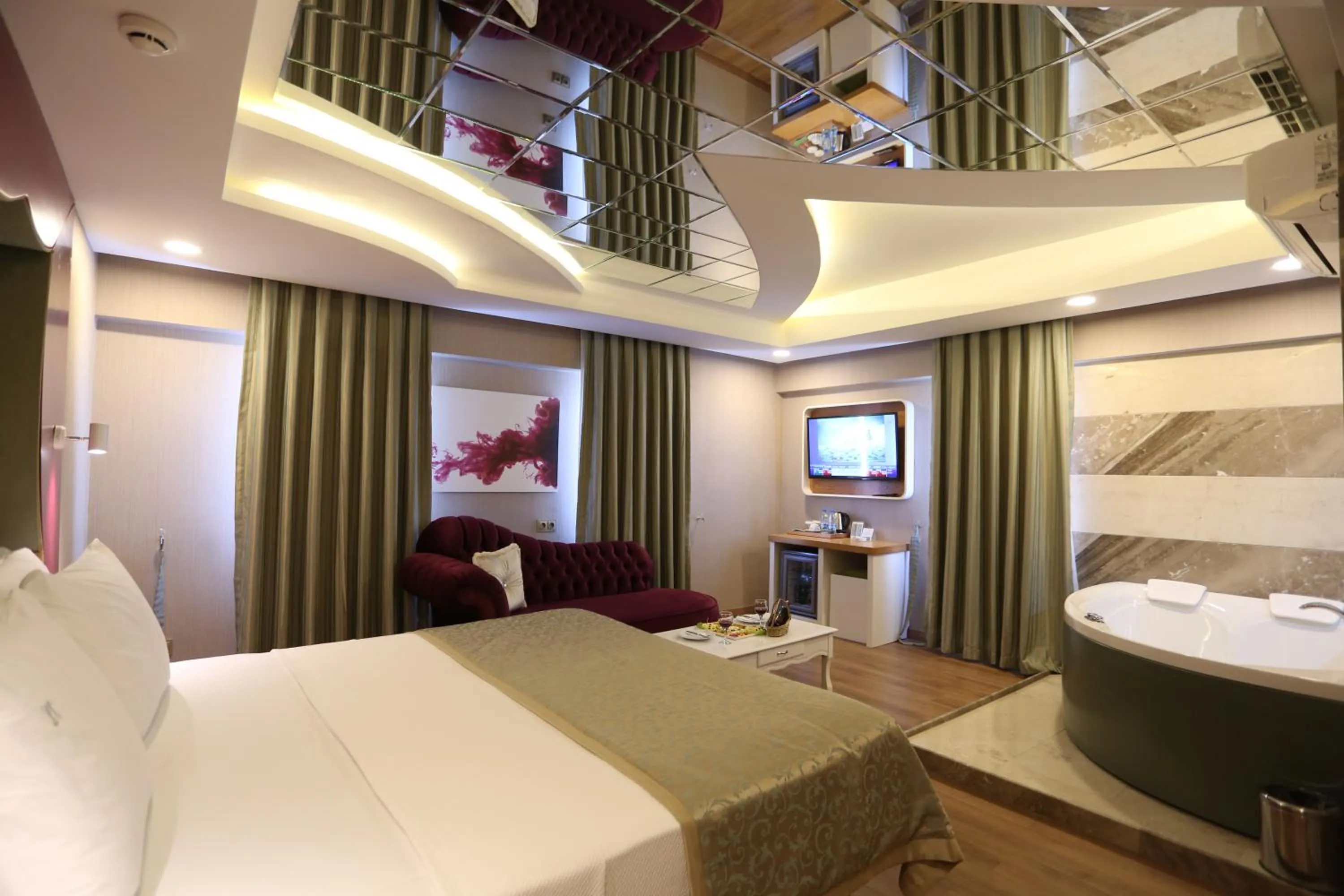 Bed in Life Corner Hotel