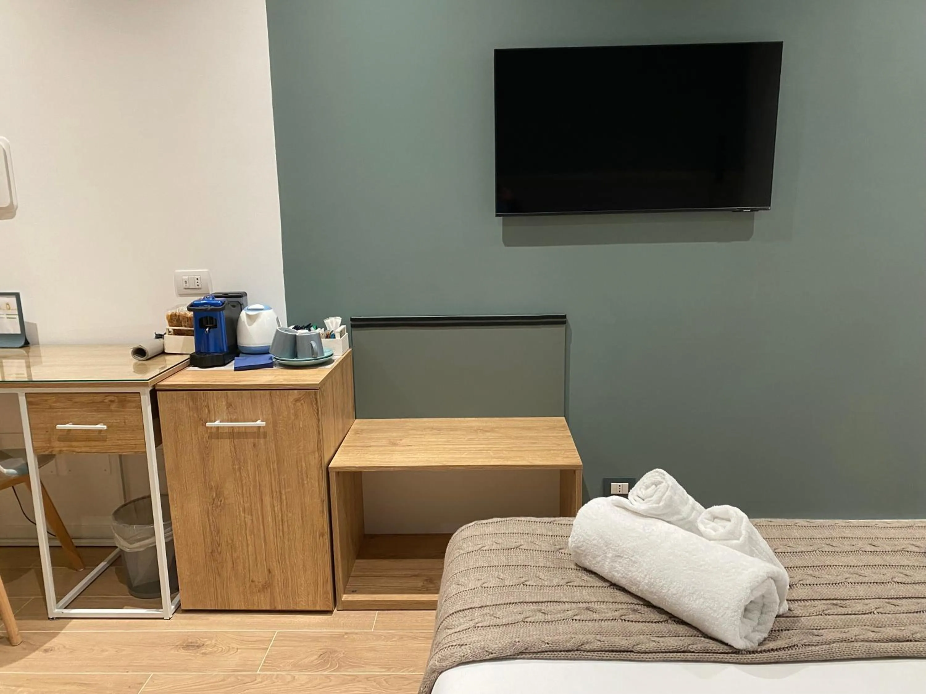 Coffee/tea facilities, Bed in B&B Amadema