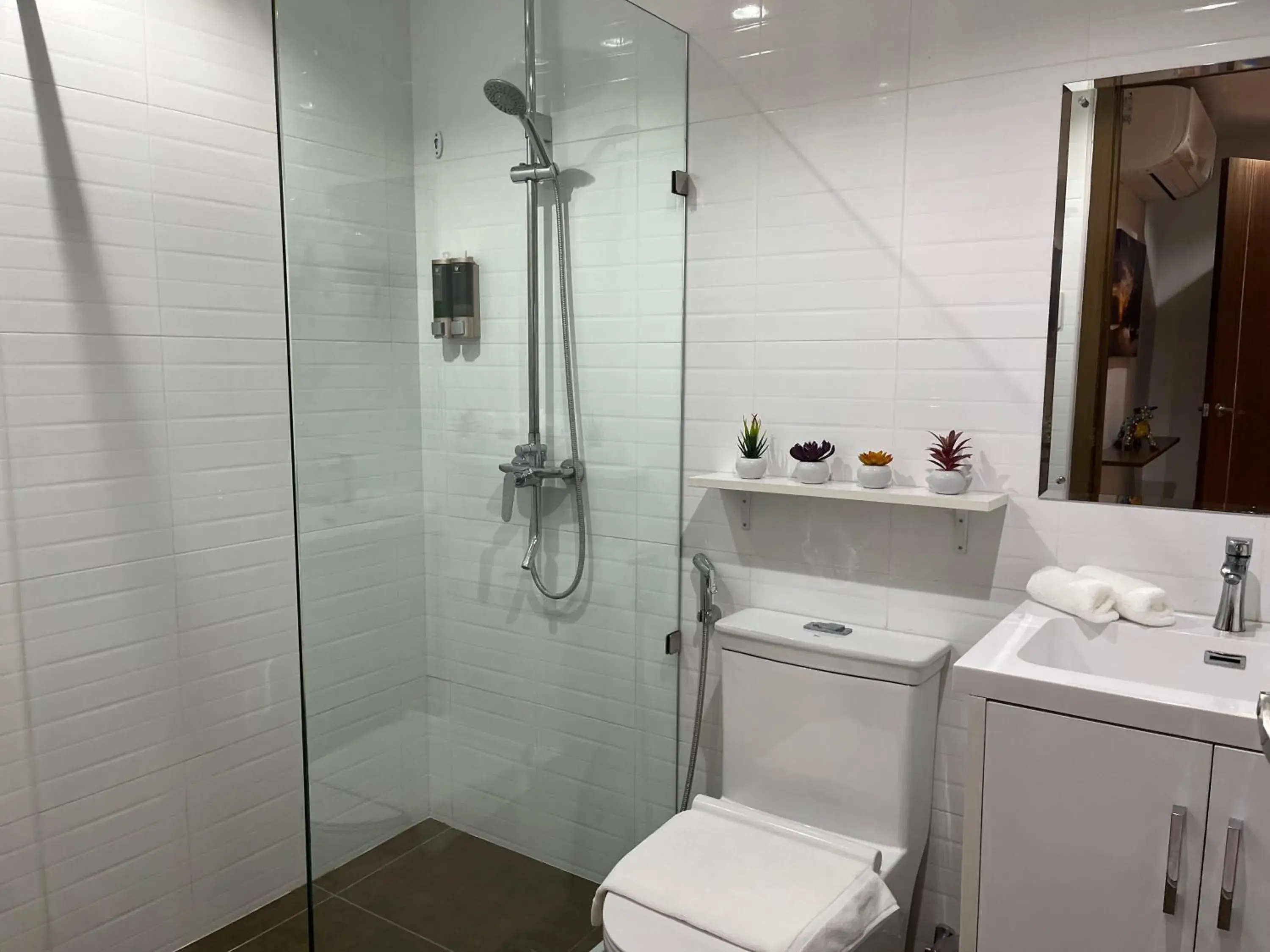 Two-Bedroom Deluxe Apartment with Balcony in 88th Avenue Two-Bedroom Deluxe Apartment with Balcony in 88th Avenue