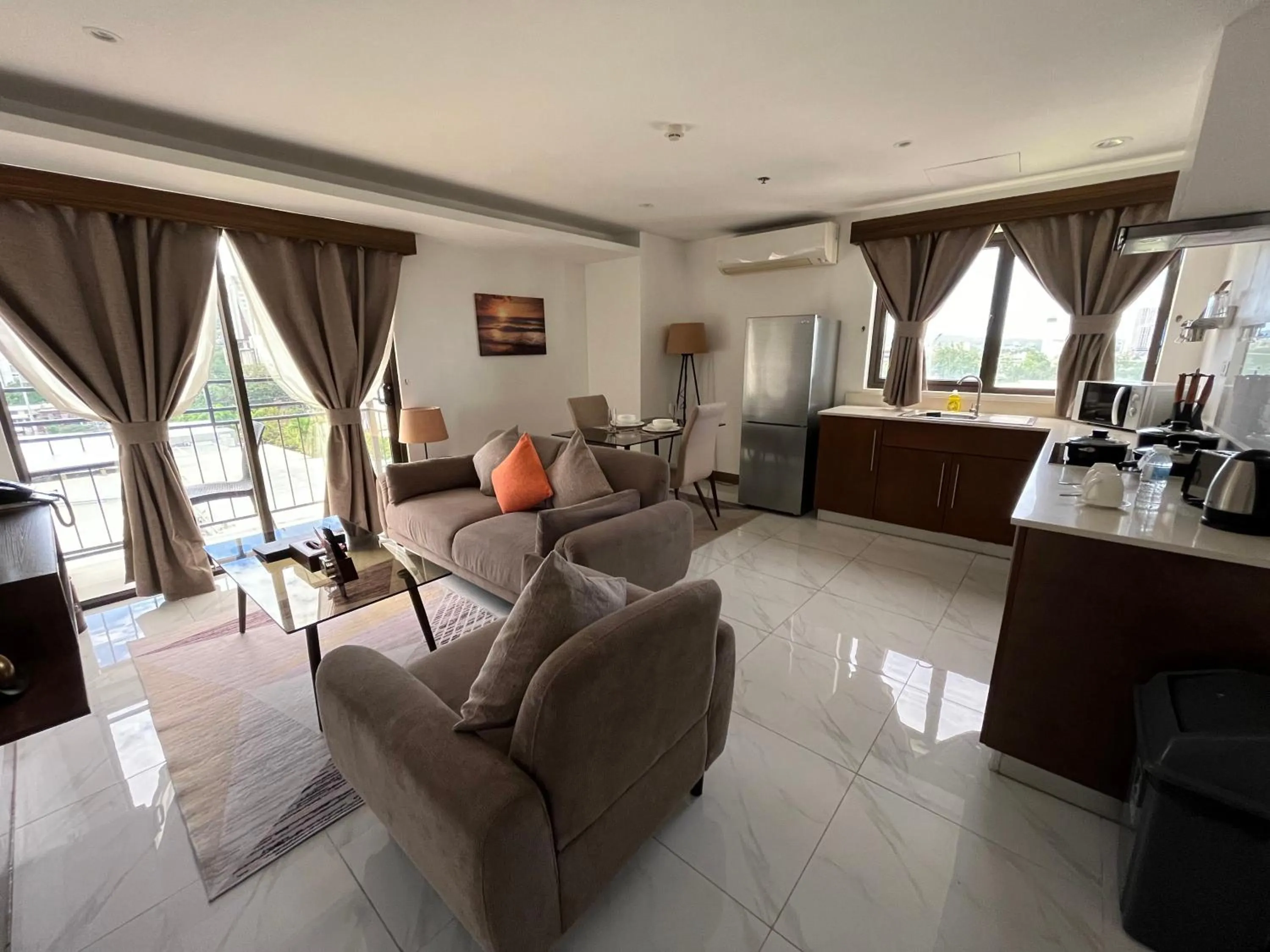 Photo of the whole room in 88th Avenue