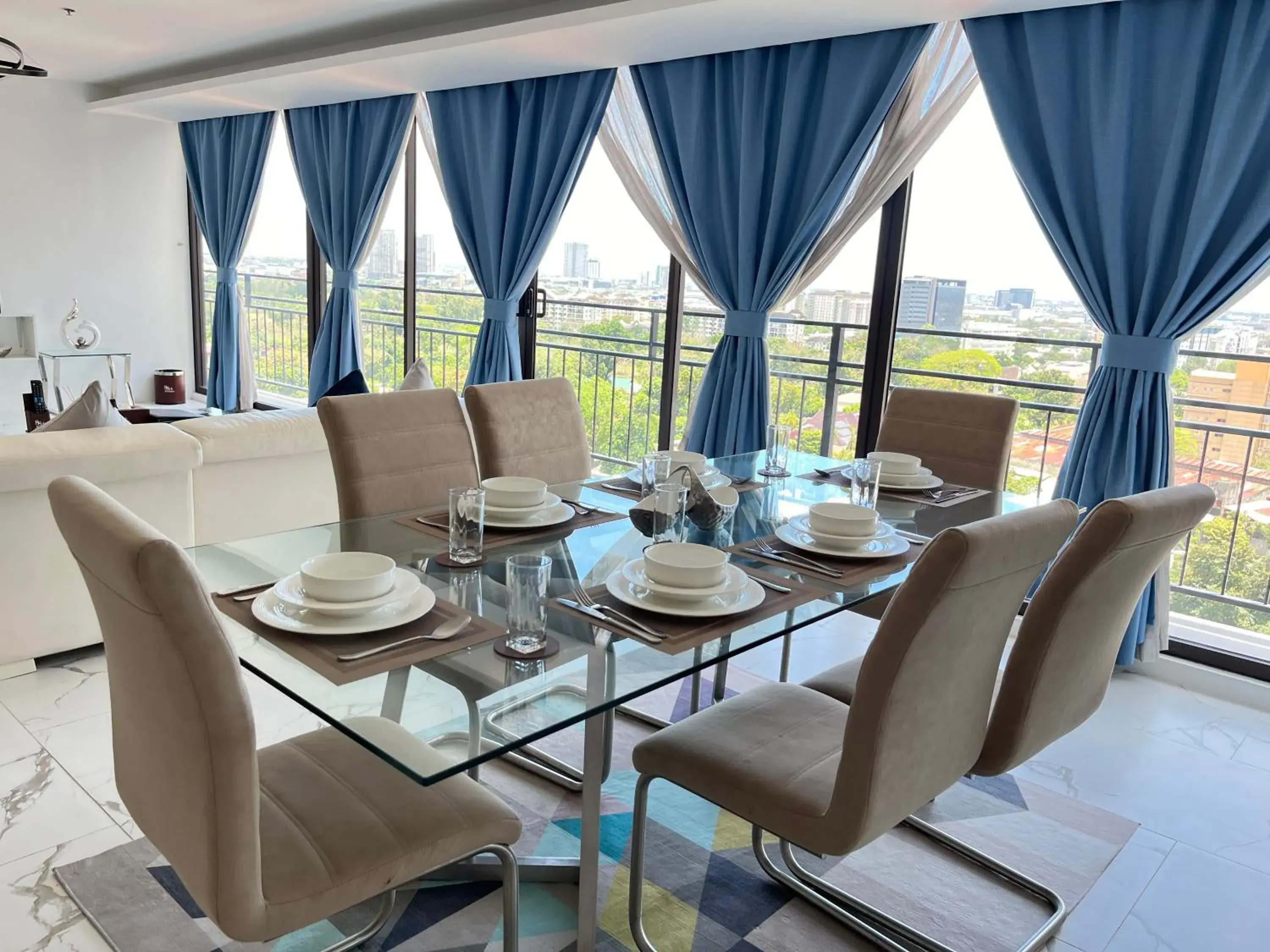 Dining area in 88th Avenue Dining area in 88th Avenue