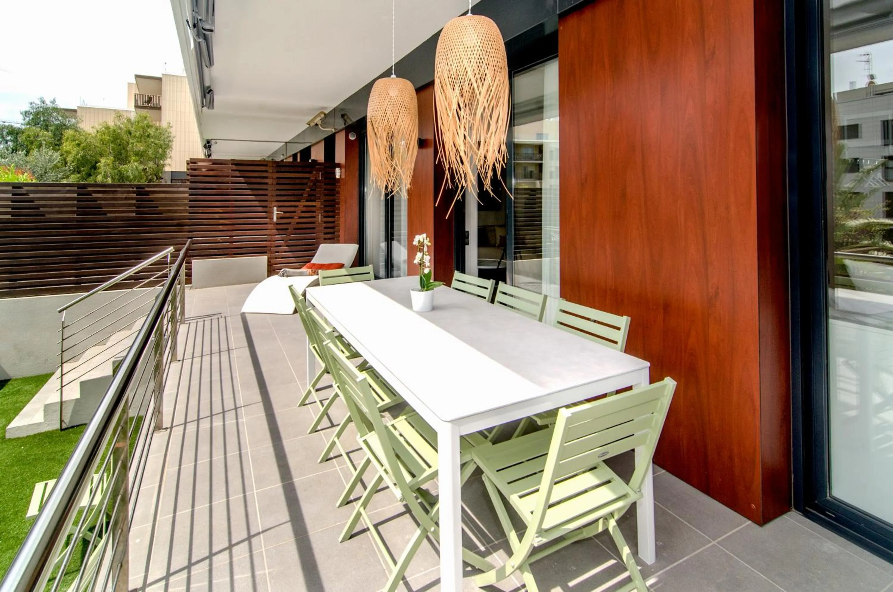 Sitges Spaces Garden Paradise 3 bedroom, 3 bathroom, huge PRIVATE garden-terrace, pool- sleeps up to 8