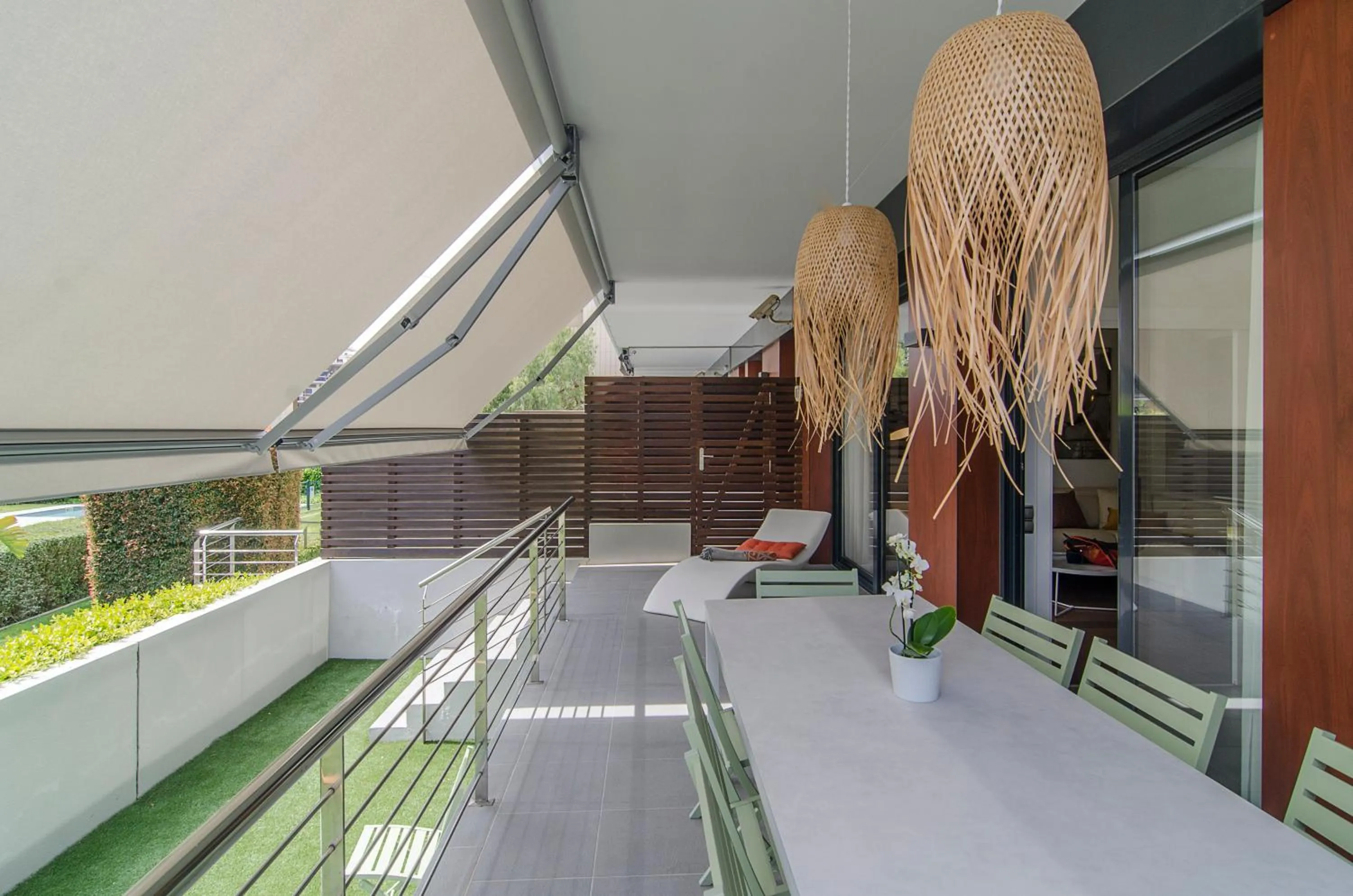 Sitges Spaces Garden Paradise 3 bedroom, 3 bathroom, huge PRIVATE garden-terrace, pool- sleeps up to 8