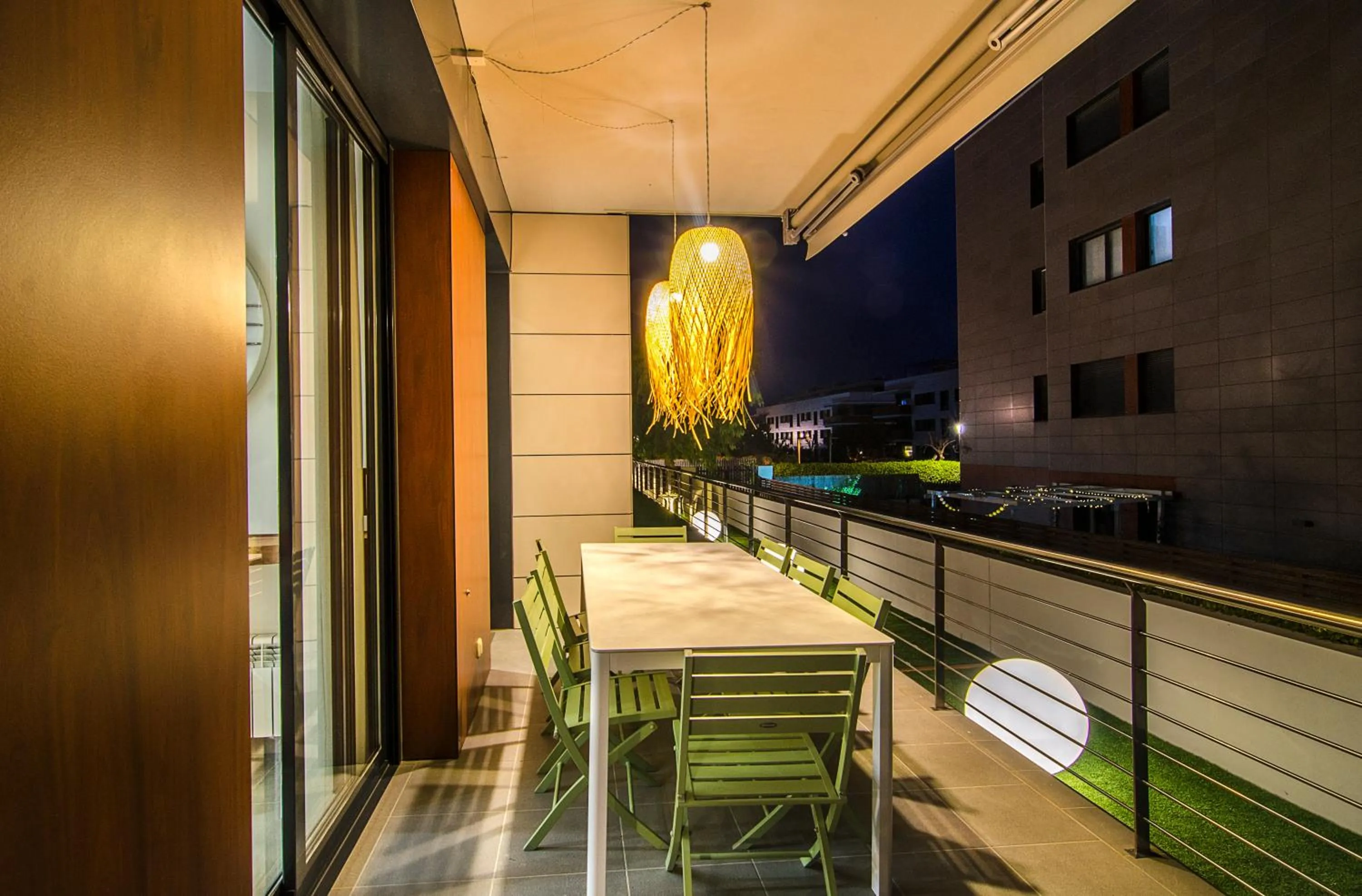 Sitges Spaces Garden Paradise 3 bedroom, 3 bathroom, huge PRIVATE garden-terrace, pool- sleeps up to 8