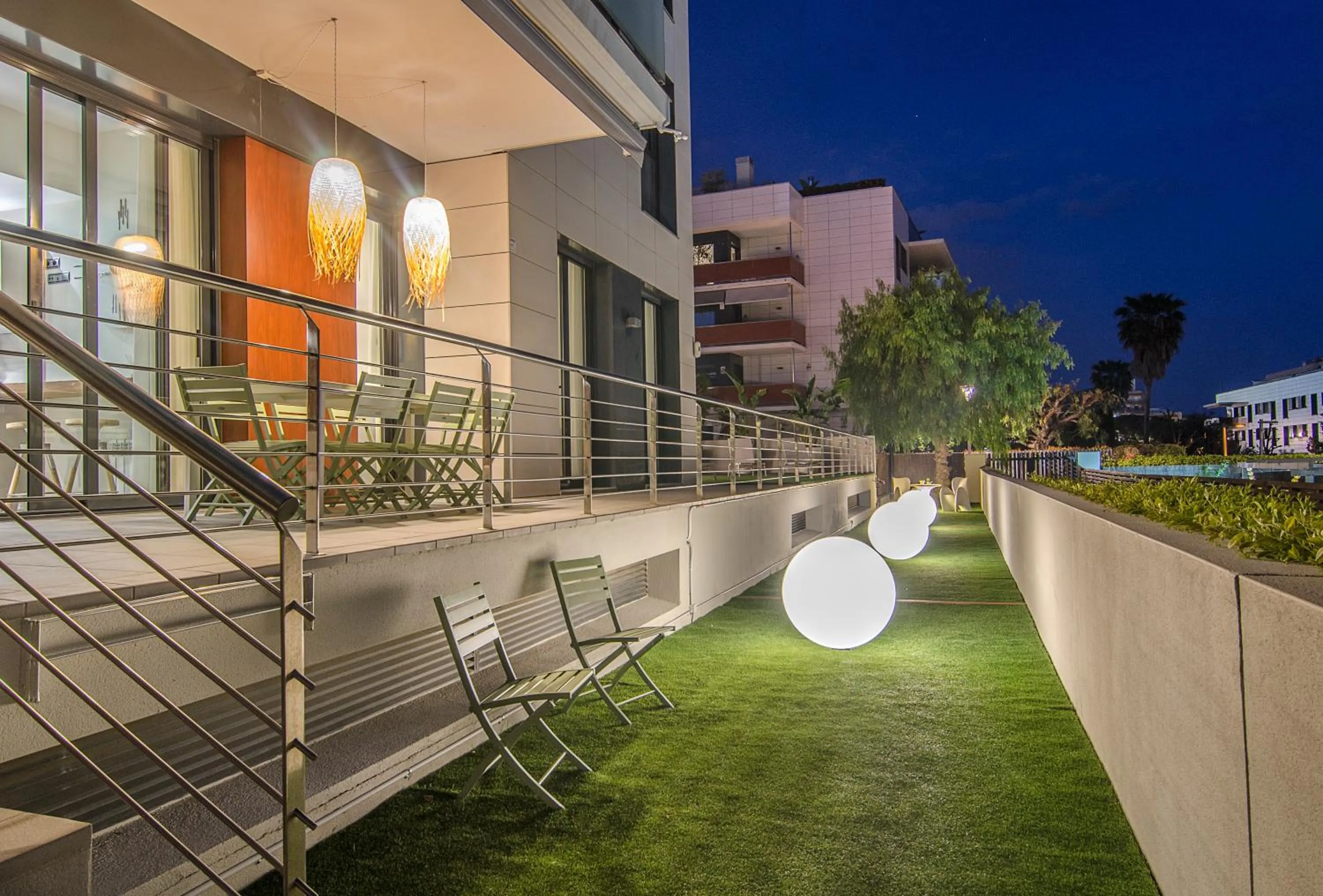 Sitges Spaces Garden Paradise 3 bedroom, 3 bathroom, huge PRIVATE garden-terrace, pool- sleeps up to 8