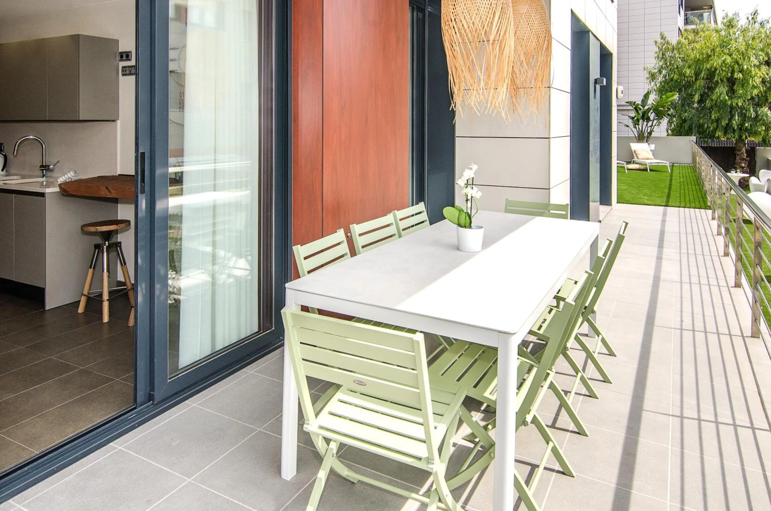 Sitges Spaces Garden Paradise 3 bedroom, 3 bathroom, huge PRIVATE garden-terrace, pool- sleeps up to 8