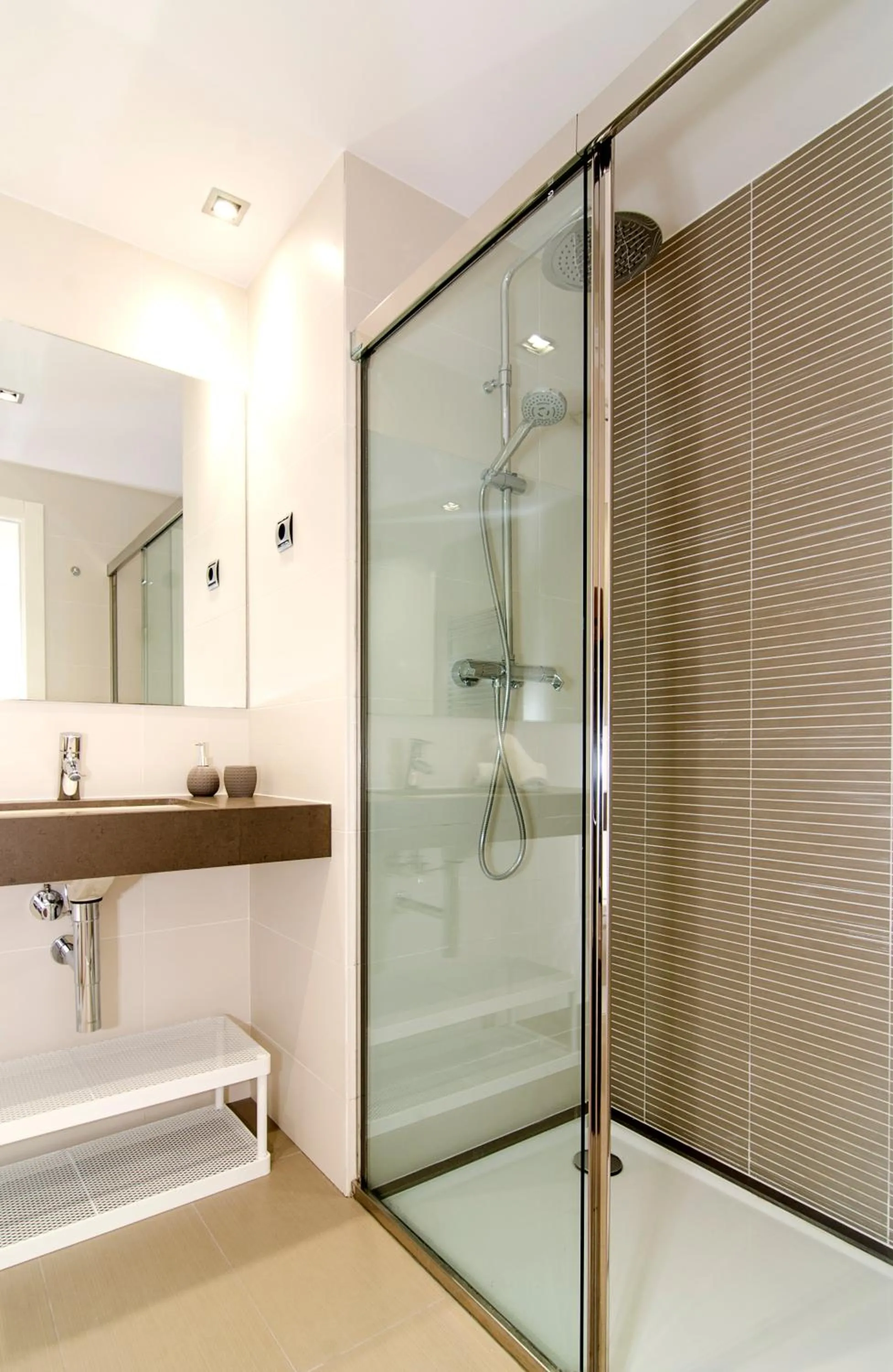 Sitges Spaces Garden Paradise 3 bedroom, 3 bathroom, huge PRIVATE garden-terrace, pool- sleeps up to 8