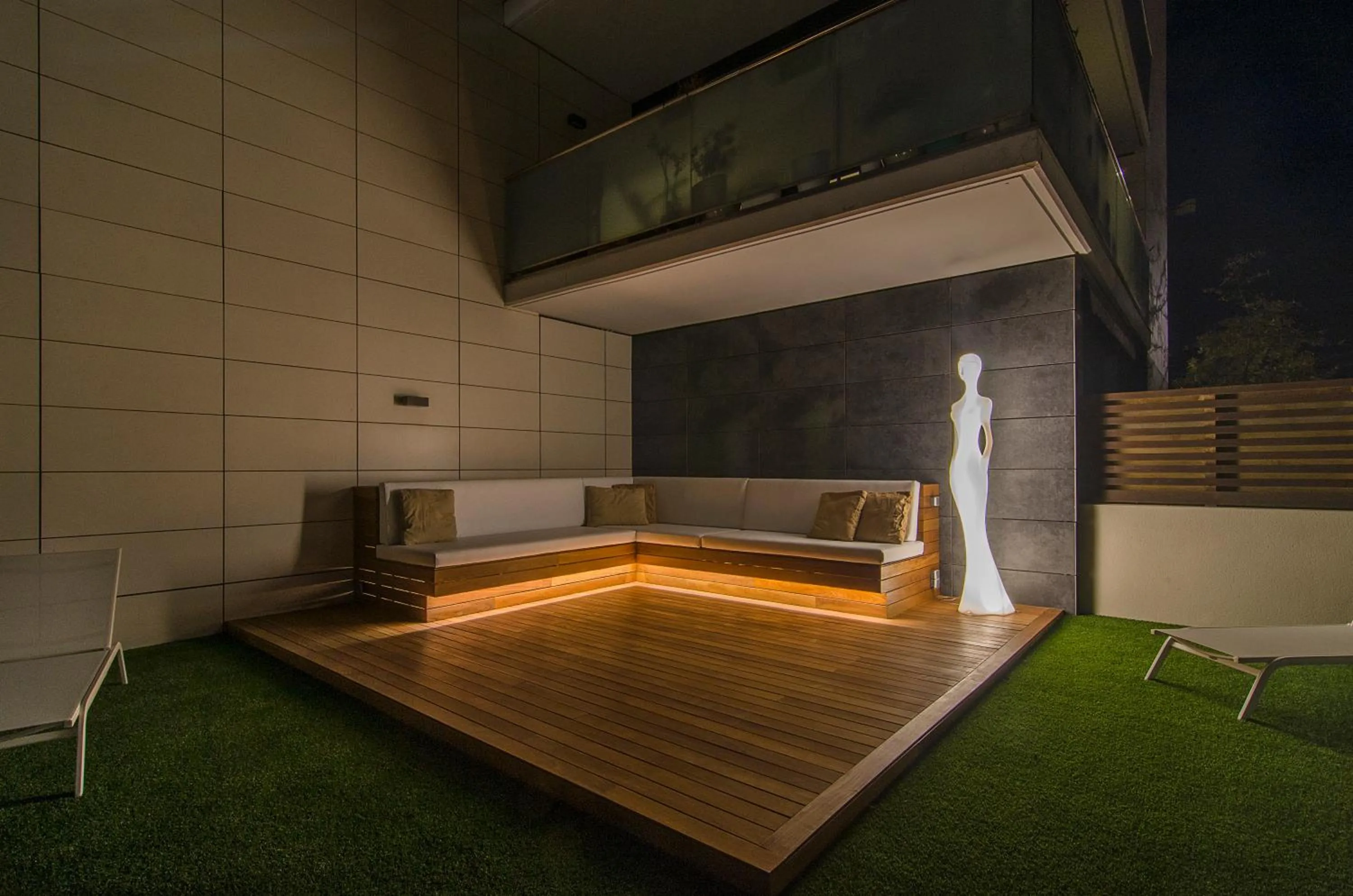 Sitges Spaces Garden Paradise 3 bedroom, 3 bathroom, huge PRIVATE garden-terrace, pool- sleeps up to 8