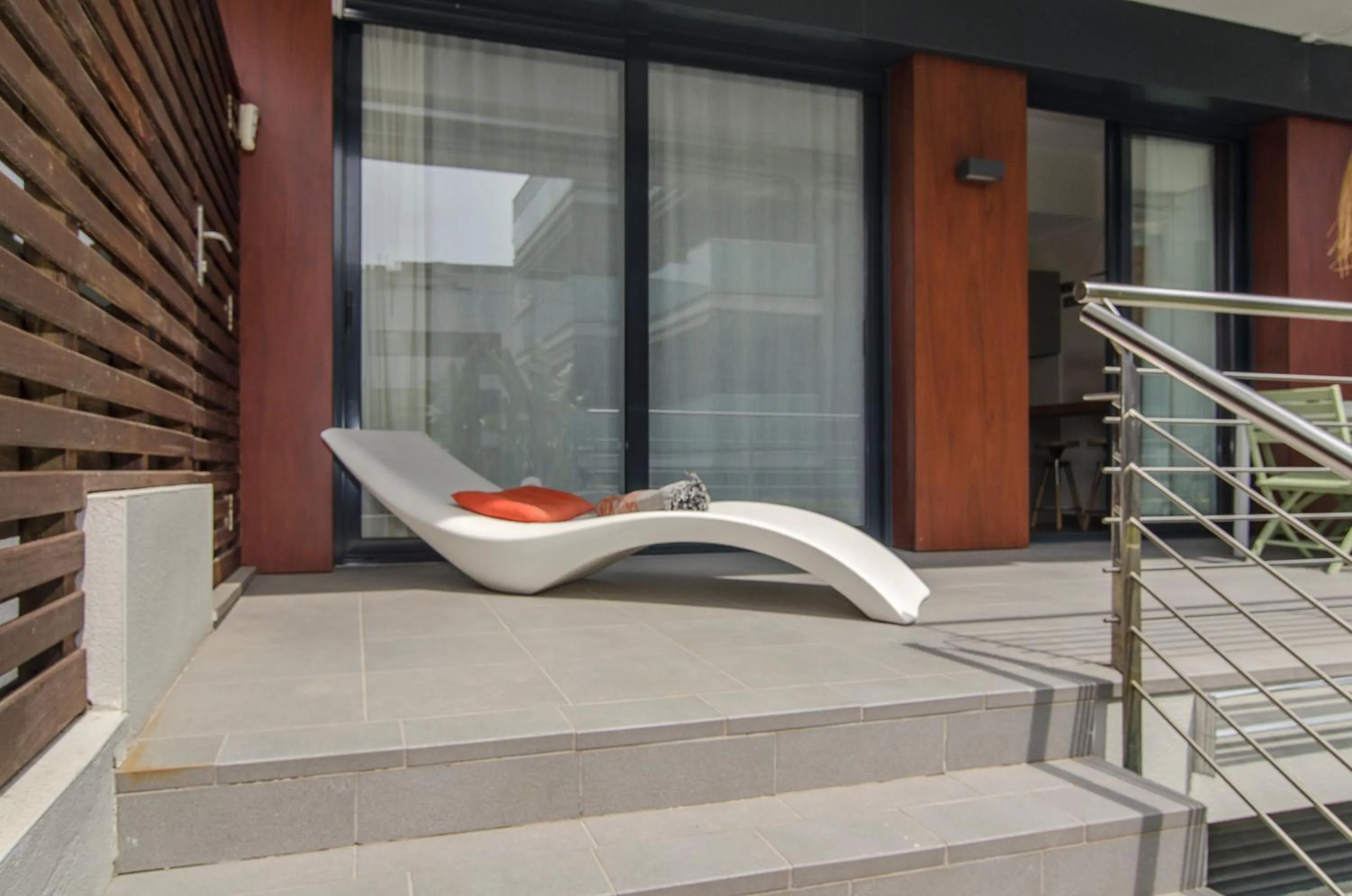 Sitges Spaces Garden Paradise 3 bedroom, 3 bathroom, huge PRIVATE garden-terrace, pool- sleeps up to 8