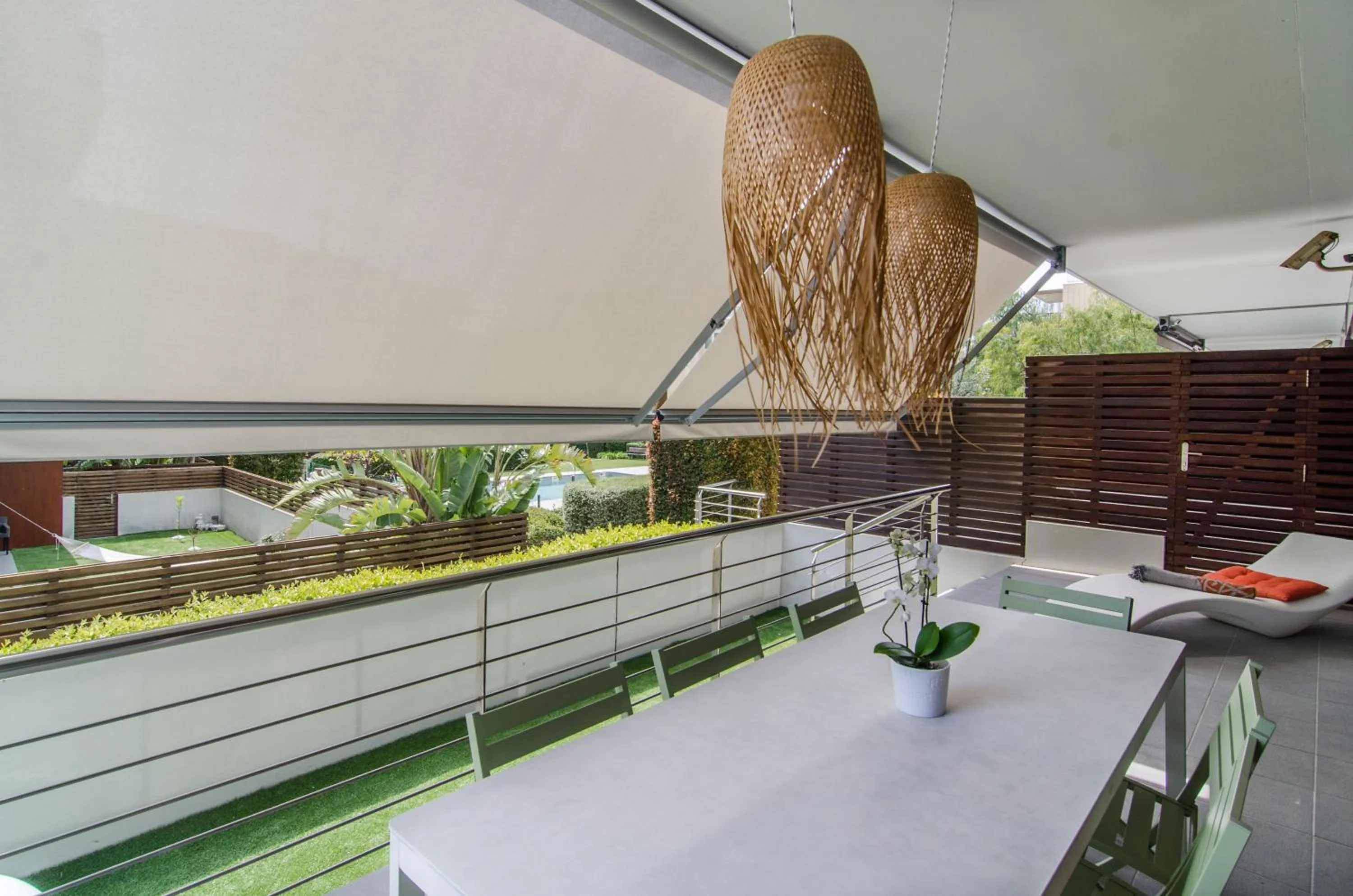 Sitges Spaces Garden Paradise 3 bedroom, 3 bathroom, huge PRIVATE garden-terrace, pool- sleeps up to 8