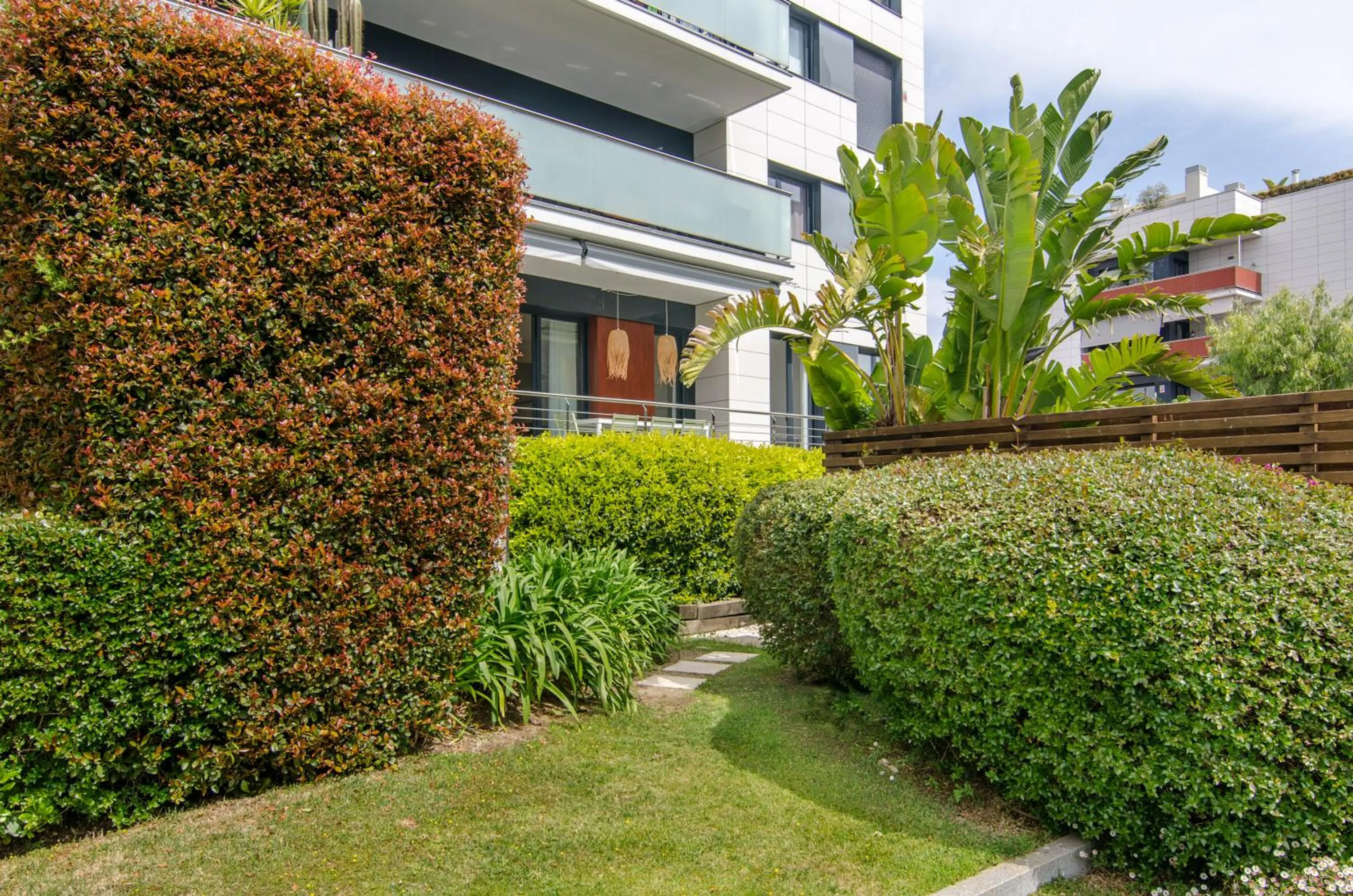 Sitges Spaces Garden Paradise 3 bedroom, 3 bathroom, huge PRIVATE garden-terrace, pool- sleeps up to 8